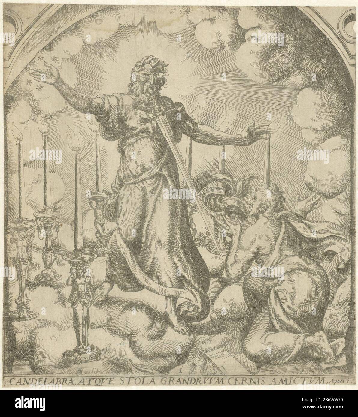 Johannes voor de zoon van God Candelabra atqve stola grand-ae vvm cernis amictvm (objet titel op) Openbaring van Johannes (servietitel) l'Apôtre Jean a une vision: Il s'agenouille devant le fils de Dieu, qui est vêtu d'une longue robe avec un groupe d'or autour de sa poitrine. Dans sa main droite, sept étoiles Christ et de sa bouche vient un lourd d. Ses yeux étaient une flamme de feu. Autour de l'homme sept chandeliers dorés des sept églises chrétiennes (Op. 1: 12-16). L'homme recommande la vision de Jean par écrit et l'envoie aux sept gemeenten. Fabricant : printmaker Gerard van Groeningen Place manu Banque D'Images