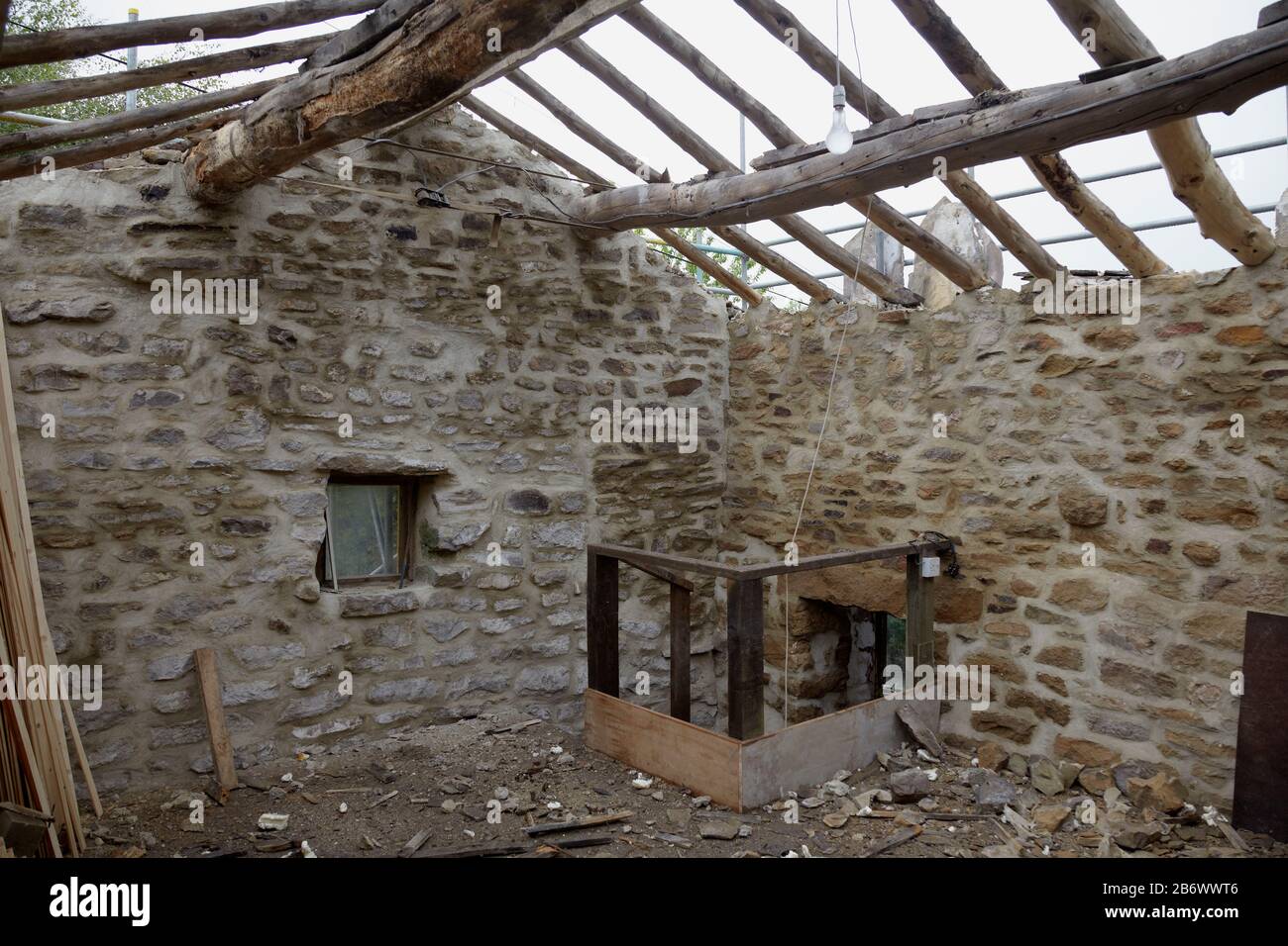 Images de progrès des étapes du renouvellement de la structure du toit sur une grange traditionnelle de la ferme des landes. Notez les bois naturels. 07/06/2010 Banque D'Images