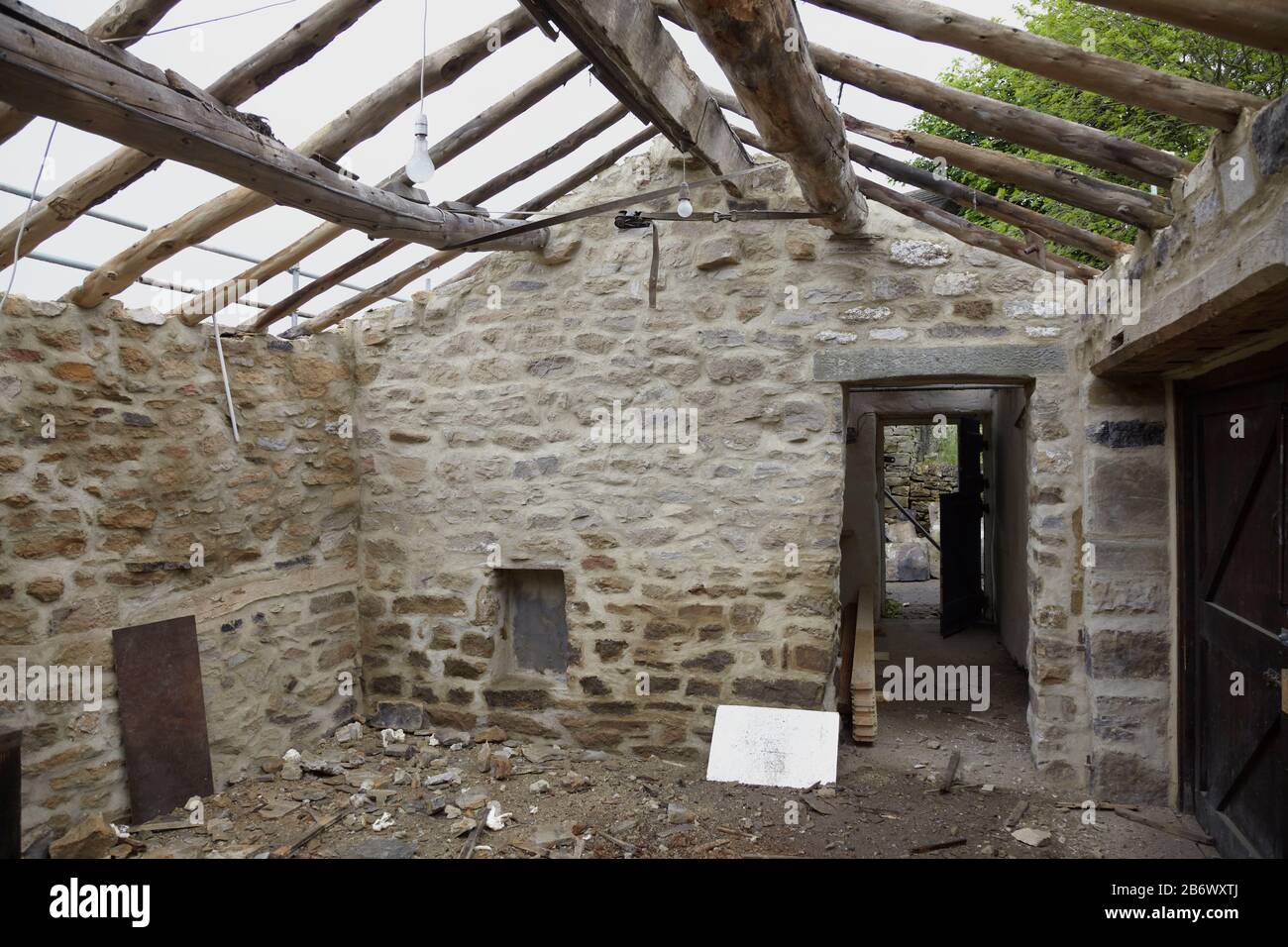 Images de progrès des étapes du renouvellement de la structure du toit sur une grange traditionnelle de la ferme des landes. Notez les bois naturels. 07/06/2010 Banque D'Images