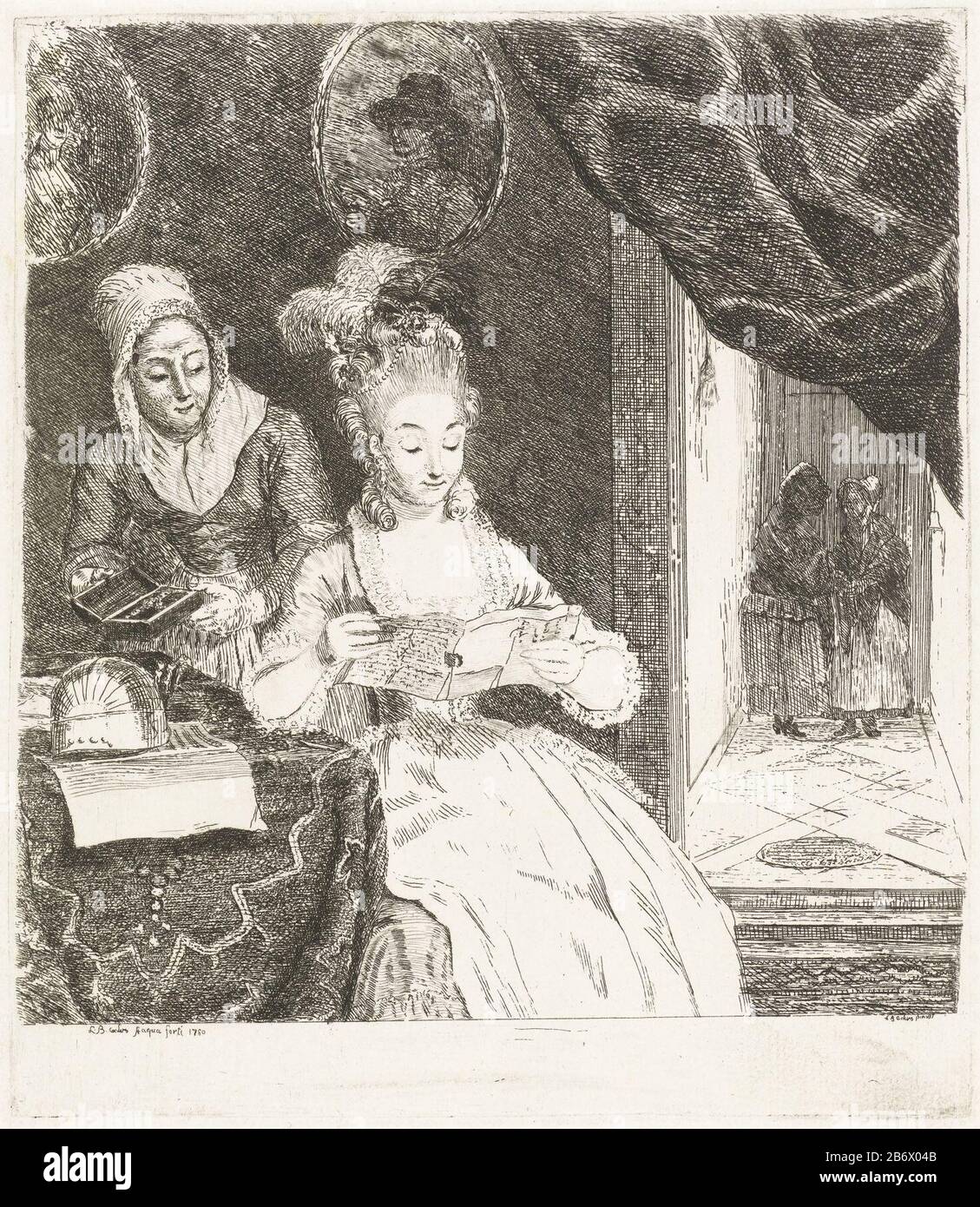 Jonge vrouw leest een bref une jeune femme siège à une table et lit une lettre. À côté de sa tenue une femme de chambre une boîte de bijoux ouverte. Sur la table se trouve un mandolin et un livre de partitions de musique. Au mur, accrochez deux portraits dans des cadres ovales. Juste derrière un rideau, souffre un couloir à la porte d'entrée. Deux femmes se tenant dans le couloir pour piaten. Fabricant : Print Maker: Louis Bernard Coclers (propriété cotée) à la peinture: Louis Bernard Coclers (propriété cotée) Lieu de fabrication: Leiden Date: 1780 Caractéristiques physiques: Matière de gravure: Technique du papier: Gravure Dimensions: Bord de la plaque: H 212 mm × W 184 mm su Banque D'Images