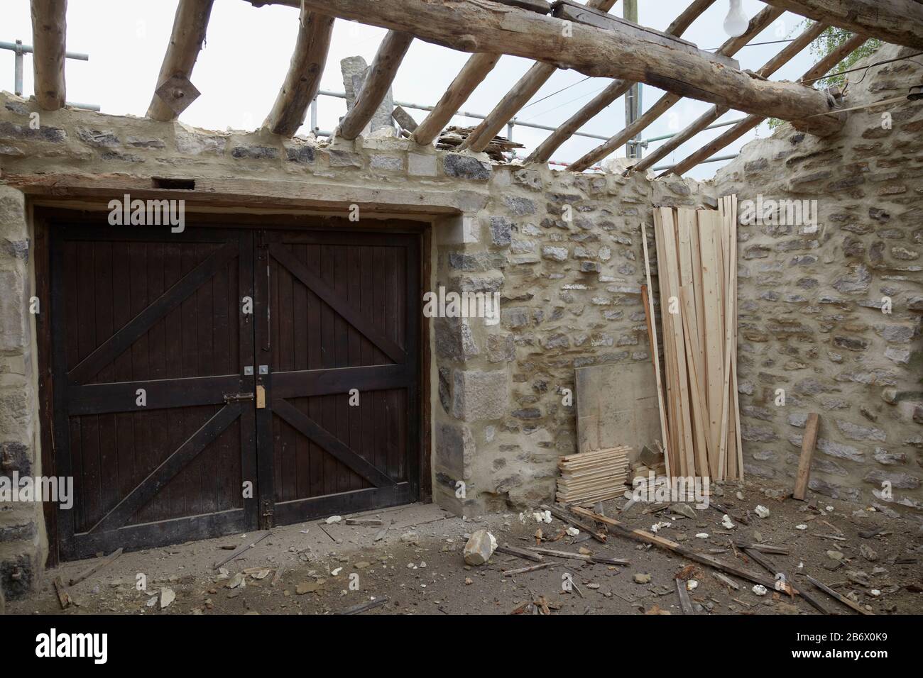 Images de progrès des étapes du renouvellement de la structure du toit sur une grange traditionnelle de la ferme des landes. Notez les bois naturels. 07/06/2010 Banque D'Images