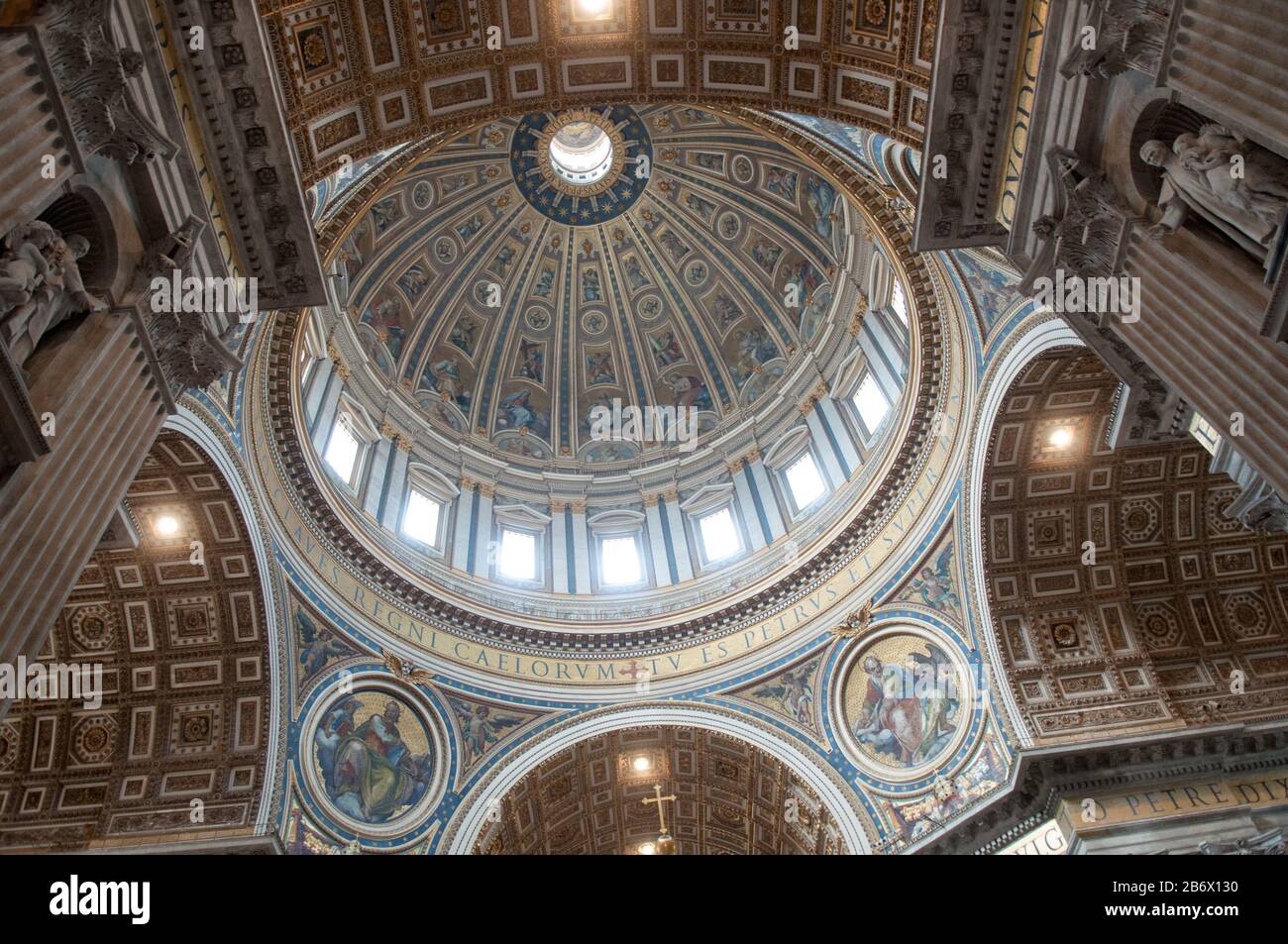 C'est une vue intérieure de la basilique Saint-Pierre de Rome (Vatican). Saint-Pierre est célèbre comme lieu de pèlerinage. Banque D'Images