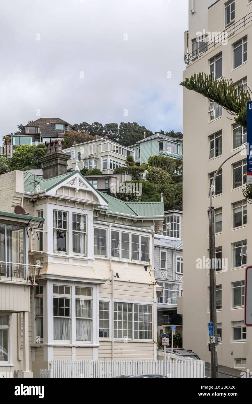 Paysage urbain avec maison victorienne traditionnelle pittoresque avec fenêtre à l'arc dans le quartier Oriental Parade, tourné dans une lumière de printemps nuageux et vive à Wellingt Banque D'Images