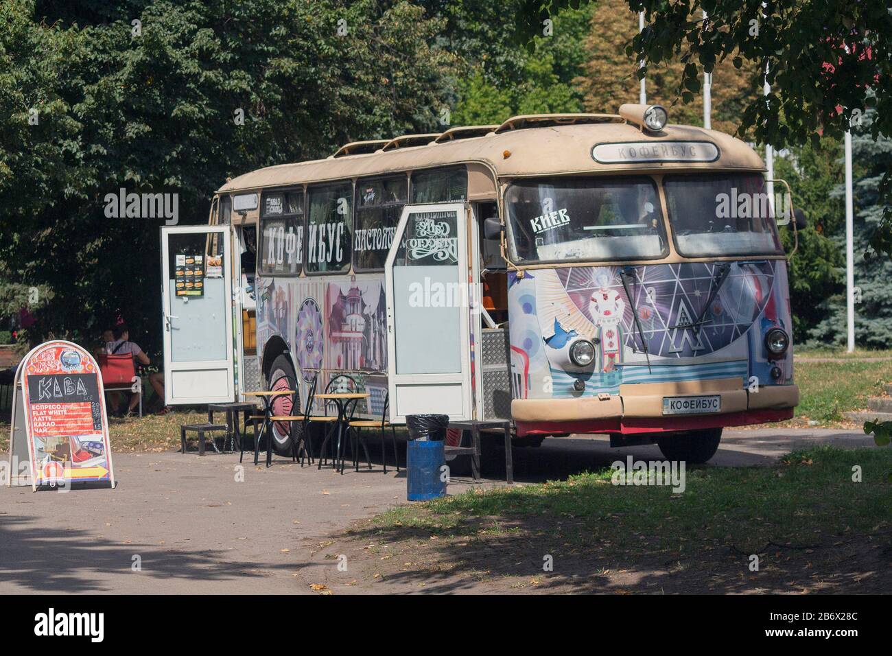 Kiev, Ukraine - 28 juillet 2019: Café dans le parc équipé de bus rétro de la soviétique-fait Banque D'Images