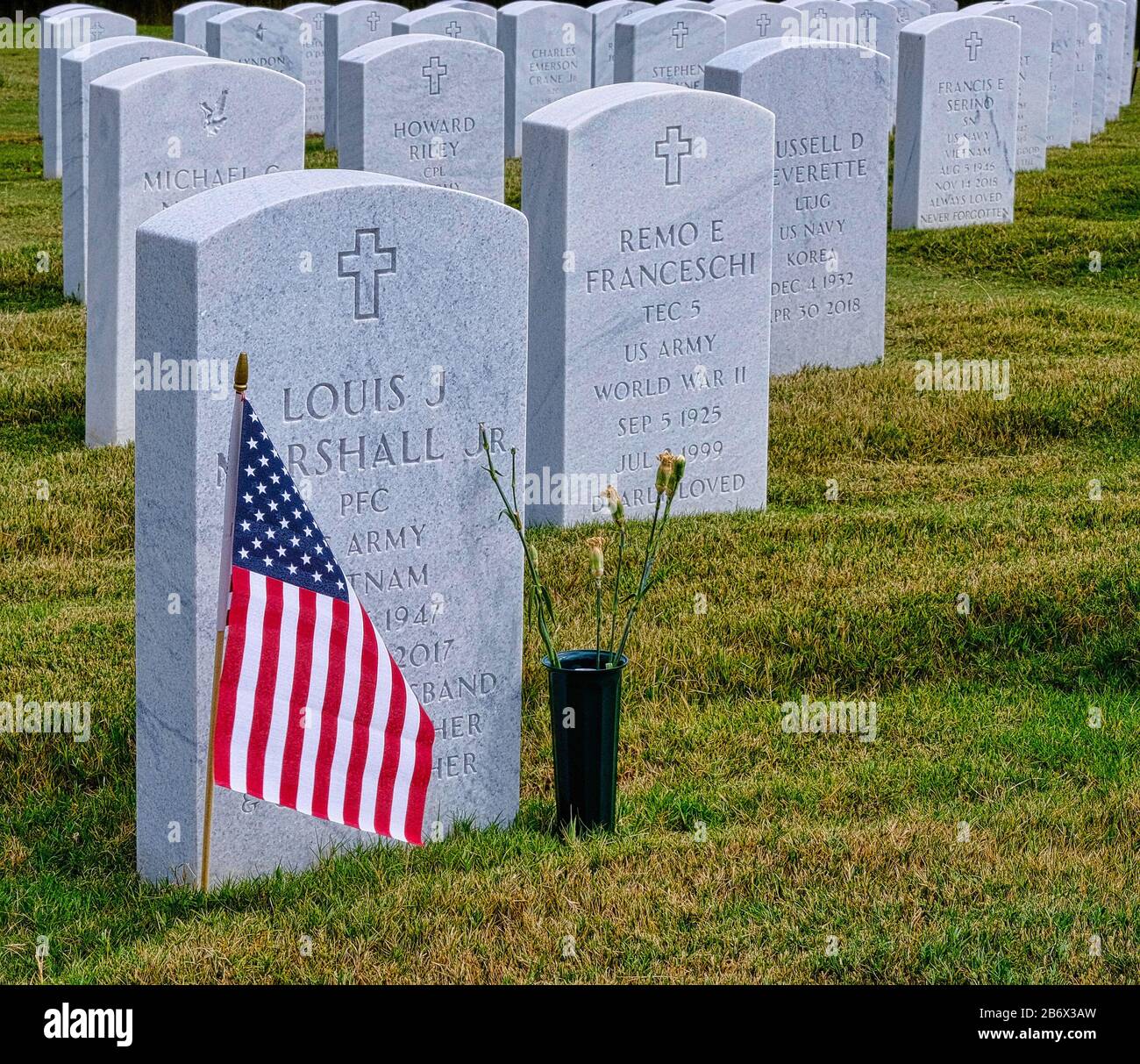 Drapeau Sur Veterans Grave Banque D'Images