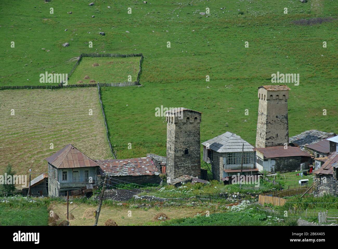 Petit village de montagne Ushguli (Géorgie) est une attraction touristique - aujourd'hui, les gens vivent près de vieilles tours en pierre, utilisent de vieux bâtiments en pierre. Paradoxe c'est elle Banque D'Images