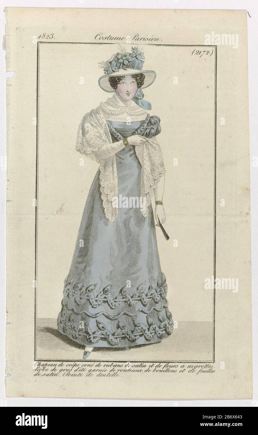 Femme vêtue d'une robe de 'gros d'été 'surmontée d'un routeaux, de bouillons et de feuilles de satin. À la tête d'un chapeau de crêpe orné de rubans de satin et de fleurs avec des aigrettes. Pour épauler un côté triangulaire en tissu. Autres accessoires : gants, bracelets sur les deux poignets, gamme, chaussures. La photo fait partie du magazine de mode Journal des Dames et des modes, publié par Pierre de la Mésangère, Paris, 1797-1839. Fabricant : printmaker: Éditeur anonyme: Pierre de la MésangèrePlaats fabrication: Paris Date: 1823 Caractéristiques physiques: Engrala, matière de couleur manuelle: Technique du papier: Engraa (impression pr Banque D'Images