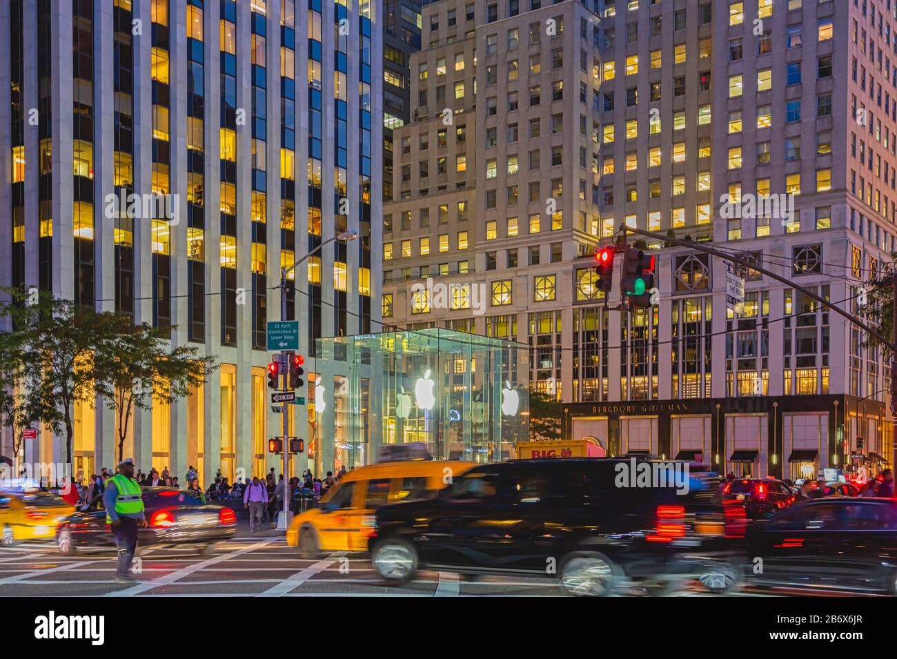 Cinquième Avenue Au Crépuscule, New York, État De New York, États-Unis D'Amérique. Le magasin phare d'Apple Fifth Avenue. Banque D'Images