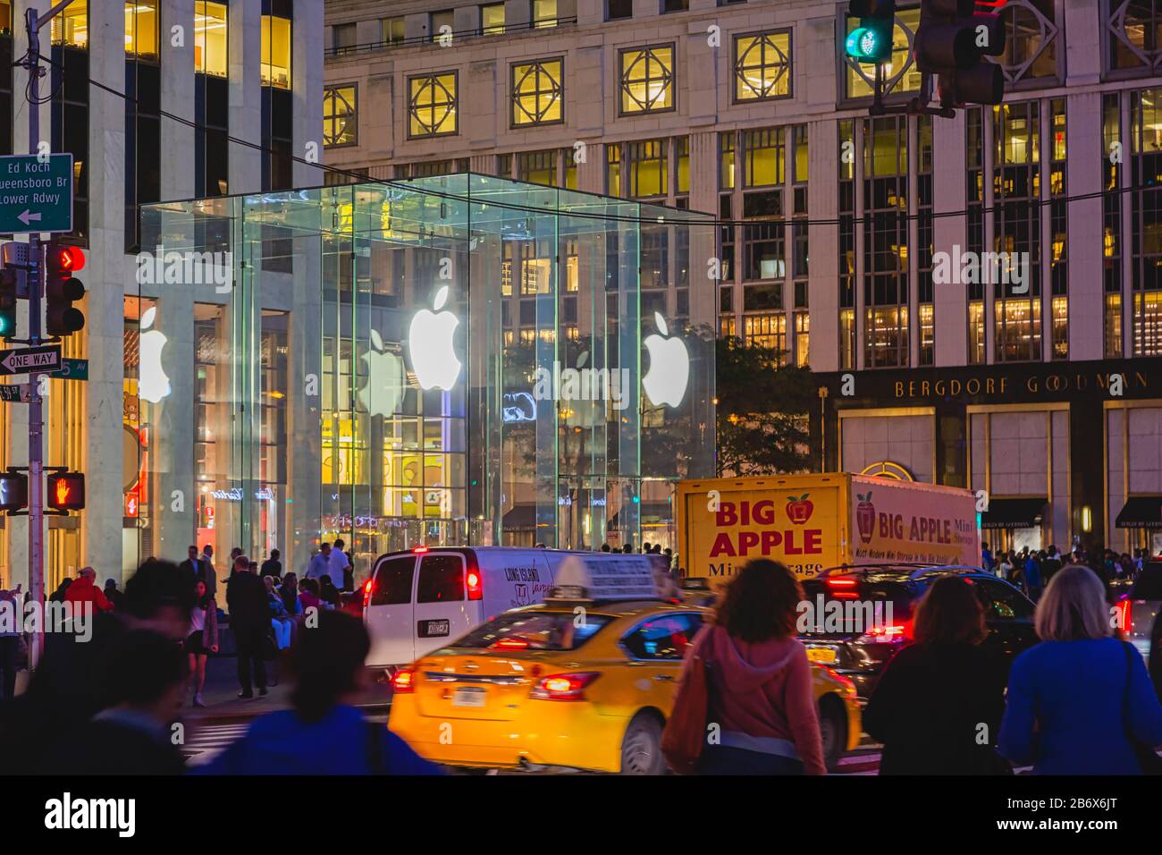Cinquième Avenue Au Crépuscule, New York, État De New York, États-Unis D'Amérique. Le magasin phare d'Apple Fifth Avenue. Banque D'Images