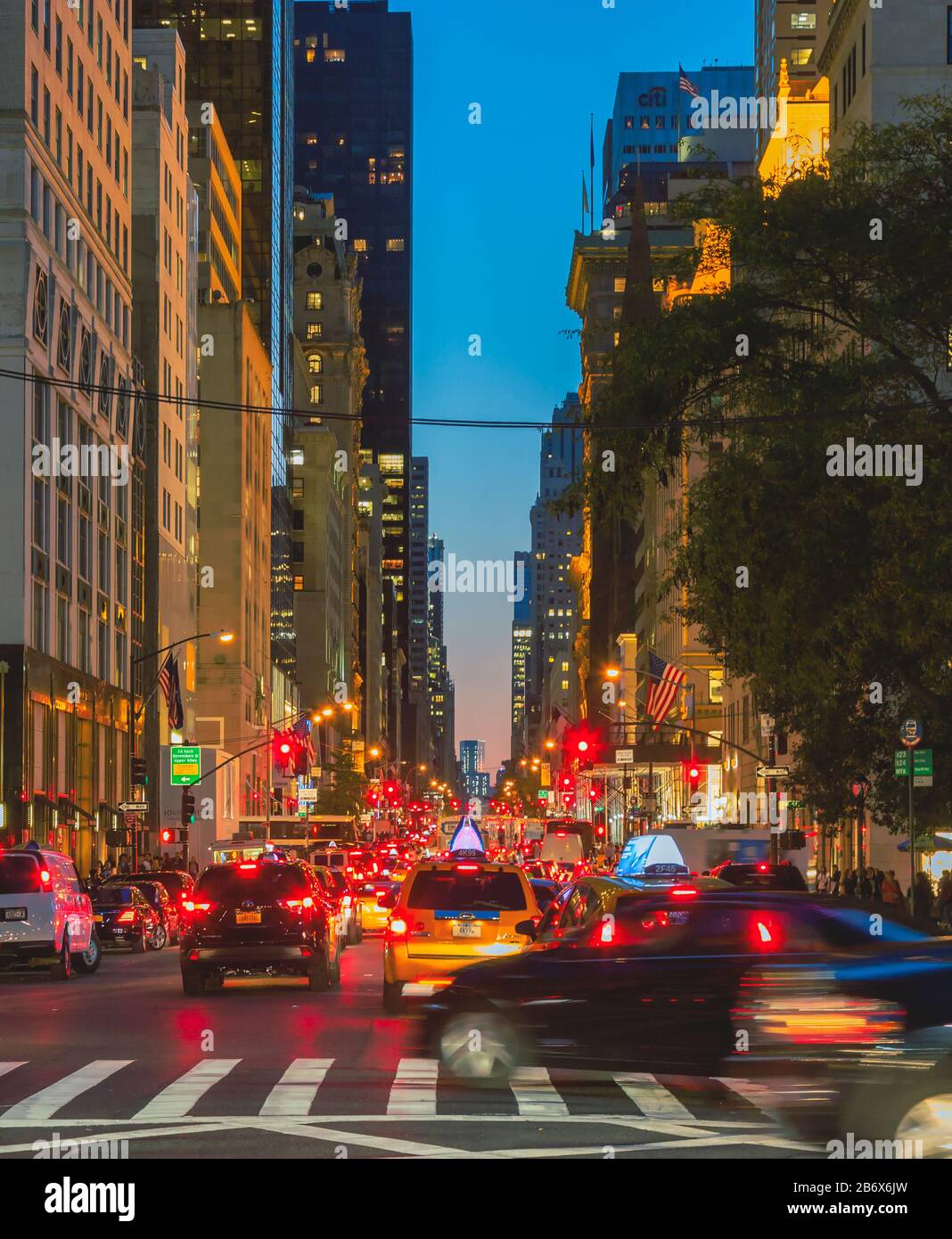 Cinquième Avenue Au Crépuscule, New York, État De New York, États-Unis D'Amérique. Banque D'Images