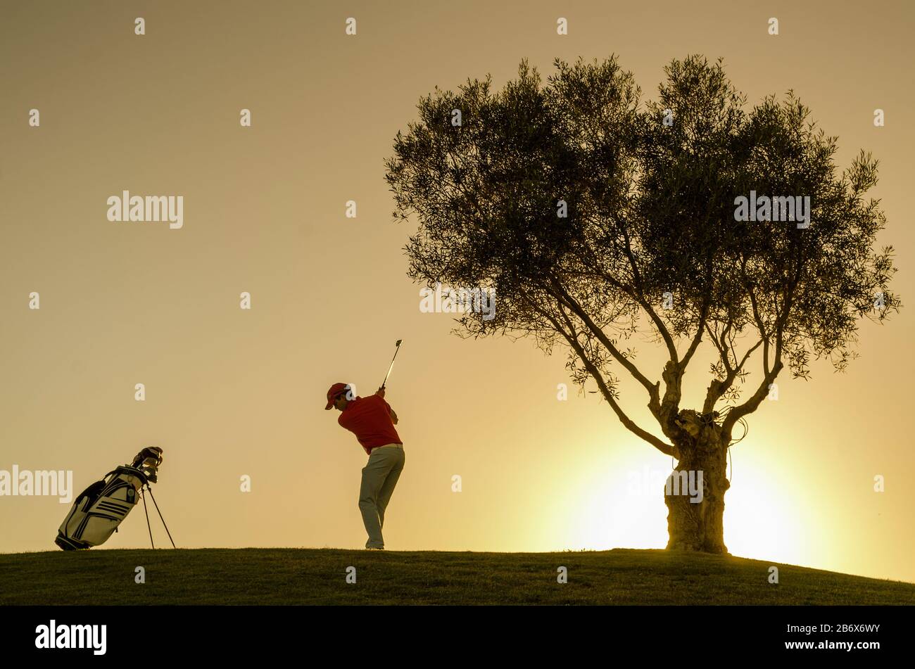 Hommes jouant au golf sur le parcours de golf, El Toyo, Almería, Andalousie, Espagne Banque D'Images