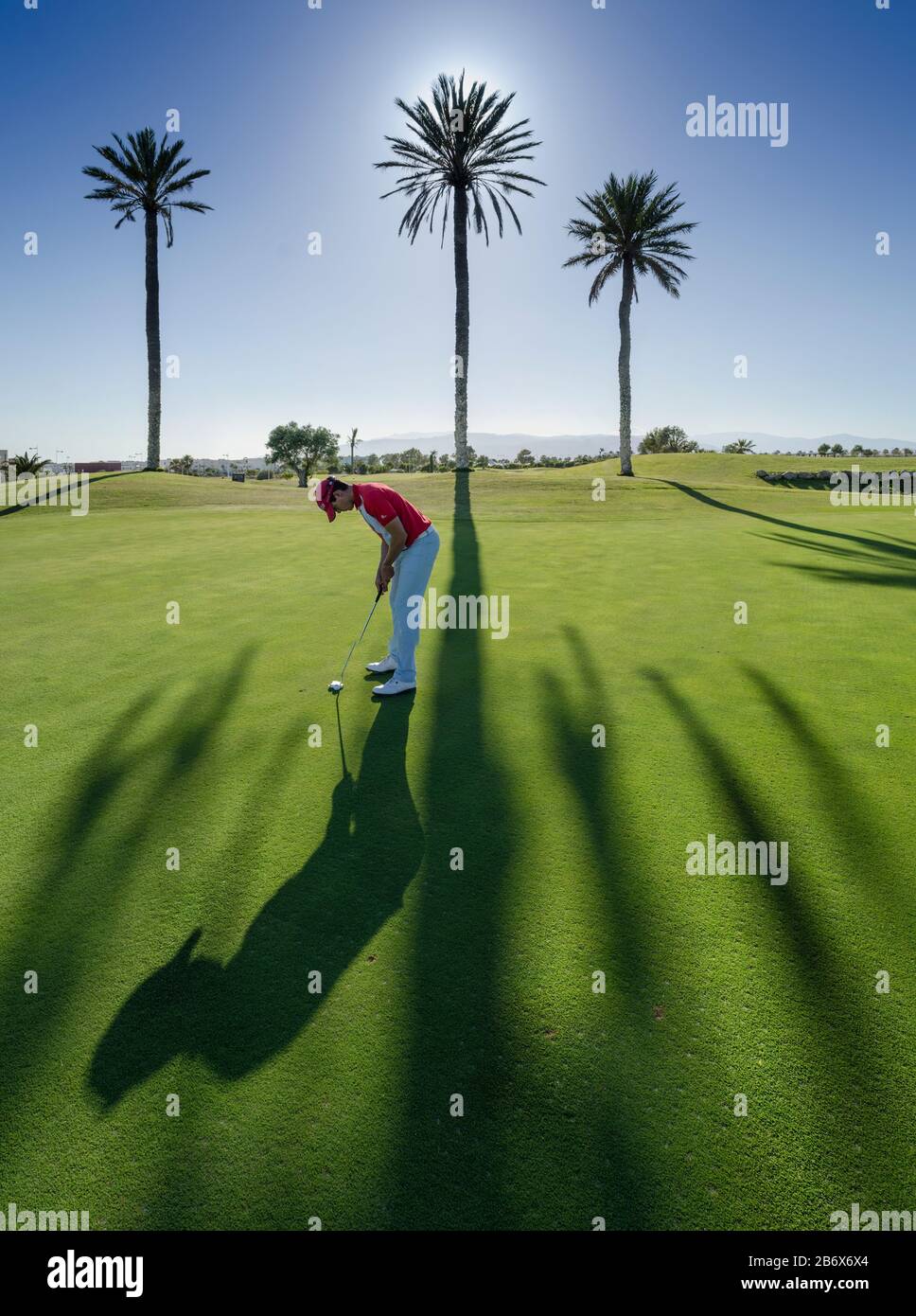 Hommes jouant au golf sur le parcours de golf, El Toyo, Almería, Andalousie, Espagne Banque D'Images