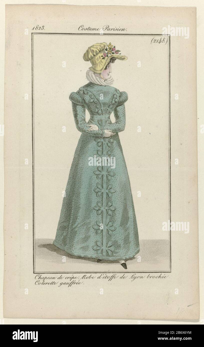 Femme debout avec un chapeau sur la tête de la crêpe. Elle porte une robe à manches longues brocart 'Etoffe de Lyon. Col en gauffrée. Chaussures avec orteils carrés. La photo fait partie du magazine de mode Journal des Dames et des modes, publié par Pierre de la Mésangère, Paris, 1797-1839. Fabricant : printmaker: Éditeur anonyme: Pierre de la MésangèrePlaats fabrication: Paris Date: 1823 Caractéristiques physiques: Engrala, matière de couleur manuelle: Technique du papier: Engraa (procédé d'impression) / mesures de couleur à la main: Bord de la plaque: H 176 mm × W 109 mm Sujet: Plaques de mode robe, robe (+ vêtements pour femmes) tête Banque D'Images