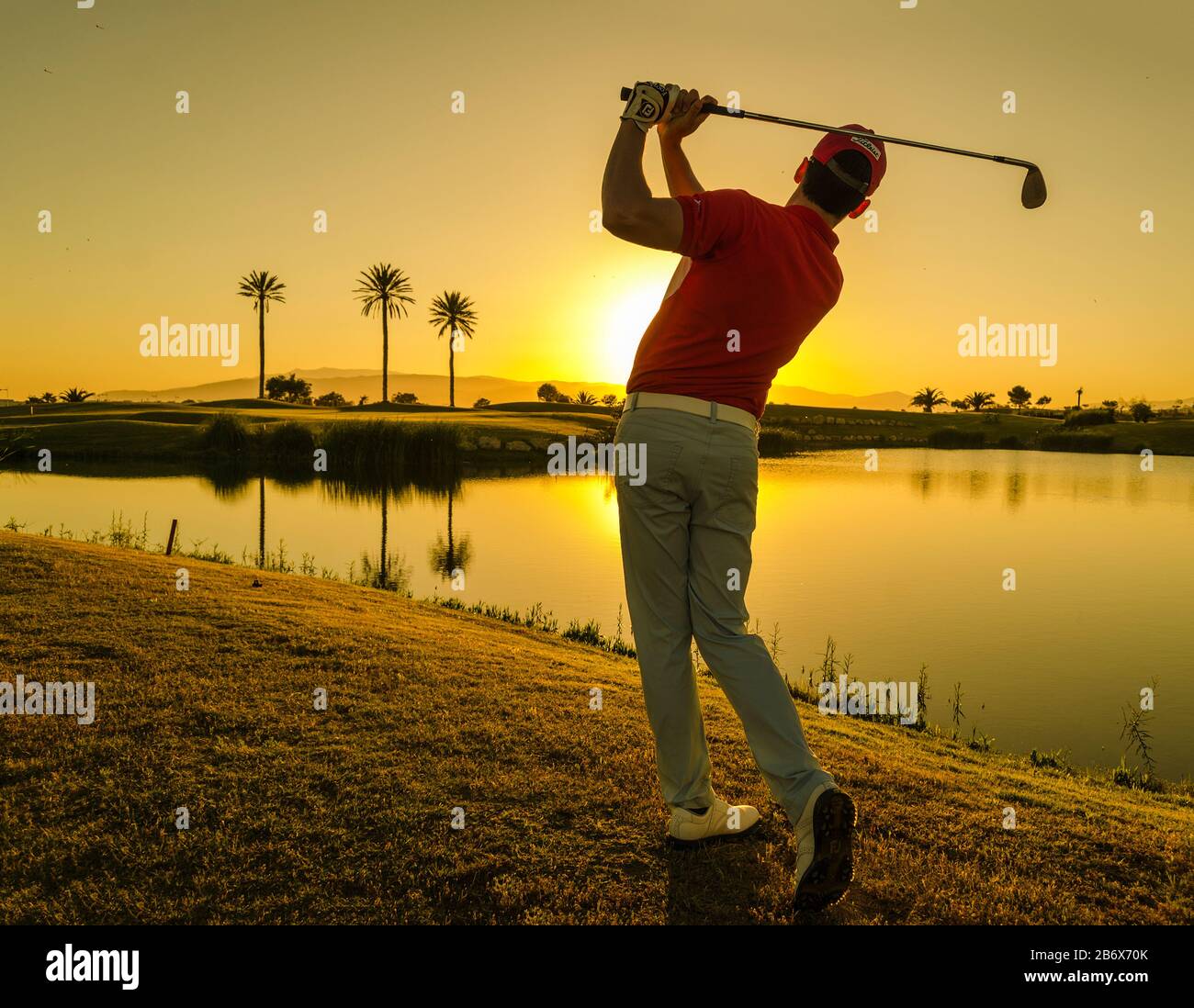 Balle de golf golfeur mise sur le green golf Banque D'Images