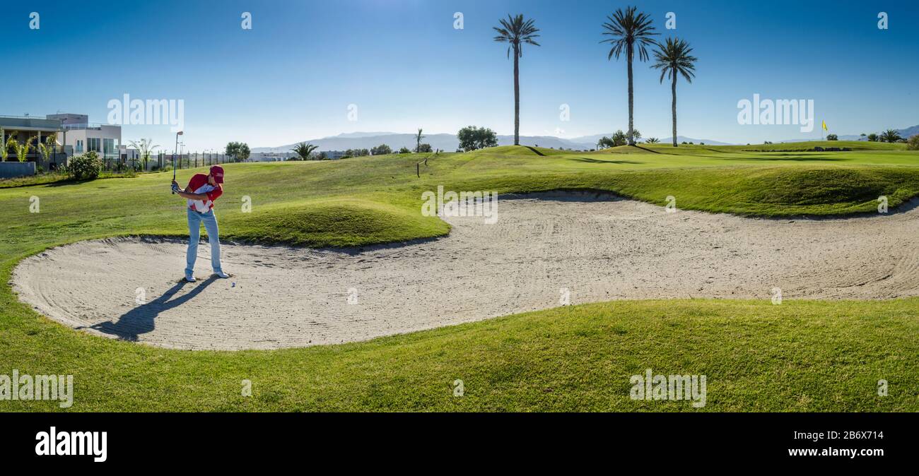 Hommes jouant au golf sur le parcours de golf, El Toyo, Almería, Andalousie, Espagne Banque D'Images