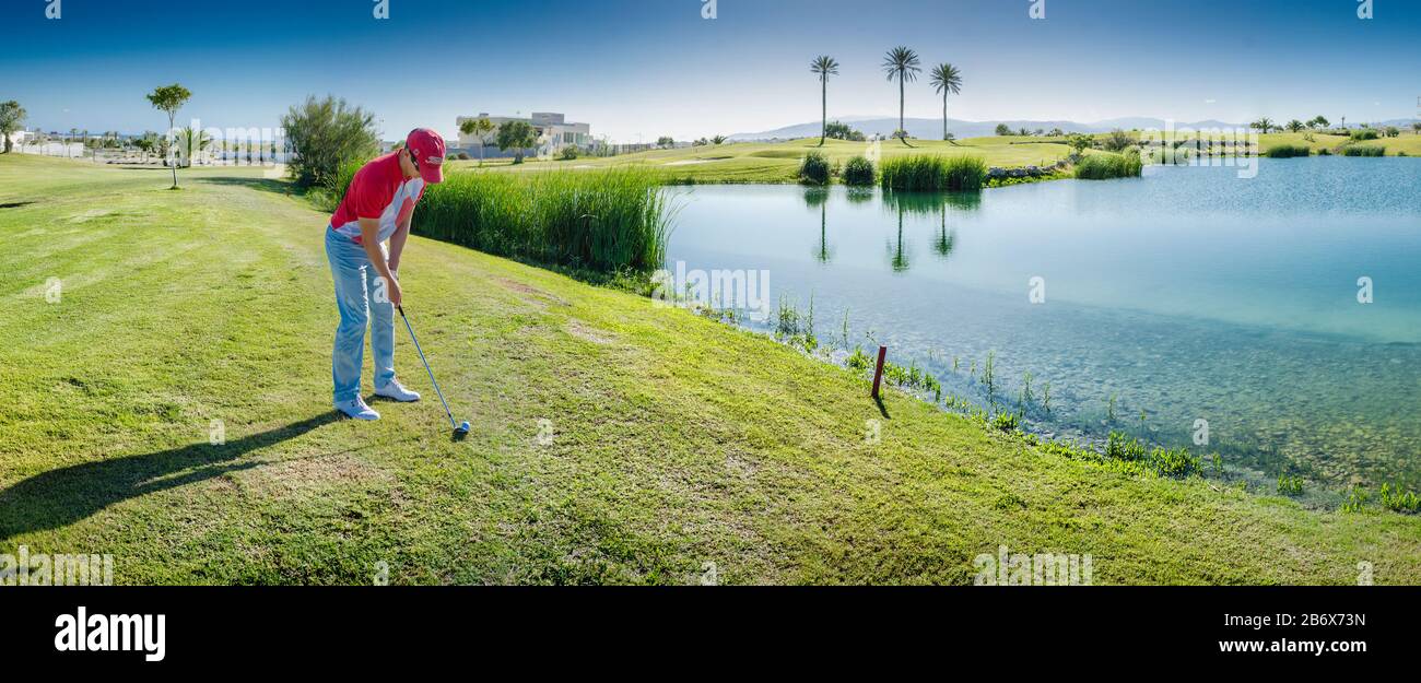 Hommes jouant au golf sur le parcours de golf, El Toyo, Almería, Andalousie, Espagne Banque D'Images