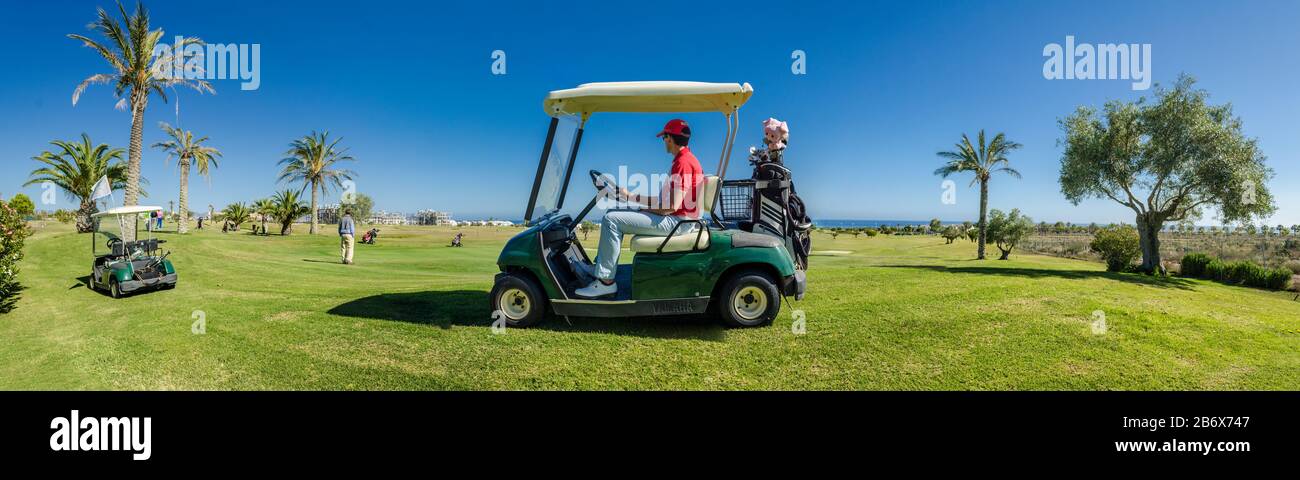 Hommes jouant au golf sur le parcours de golf, El Toyo, Almería, Andalousie, Espagne Banque D'Images