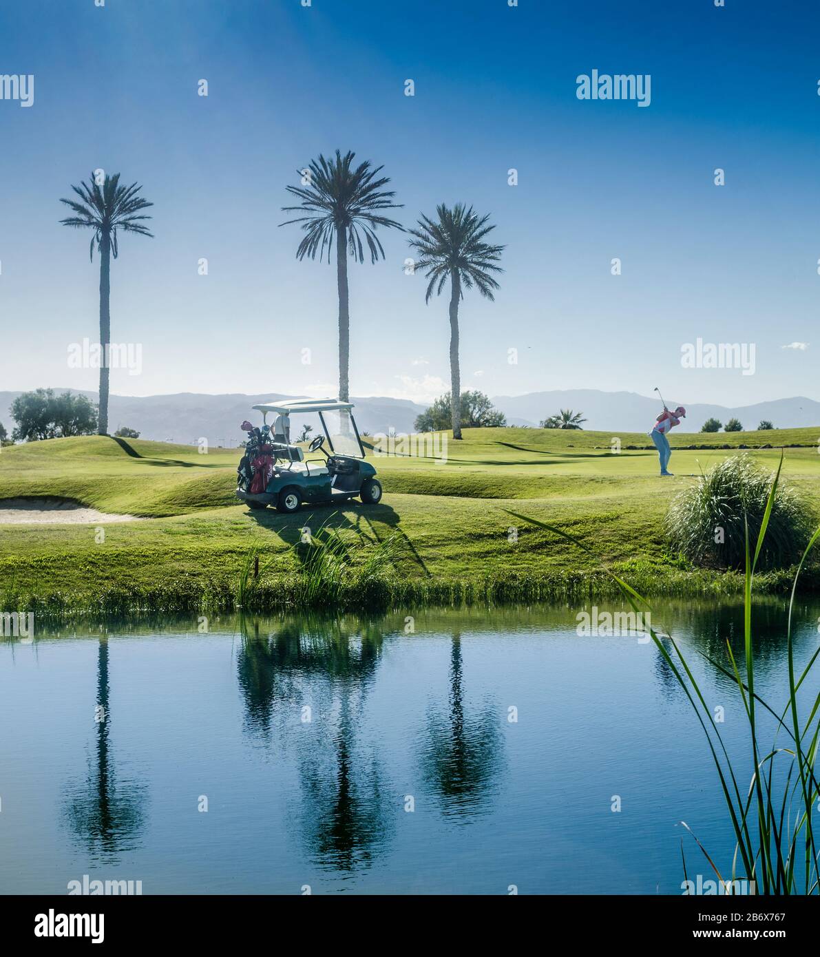 Hommes jouant au golf sur le parcours de golf, El Toyo, Almería, Andalousie, Espagne Banque D'Images