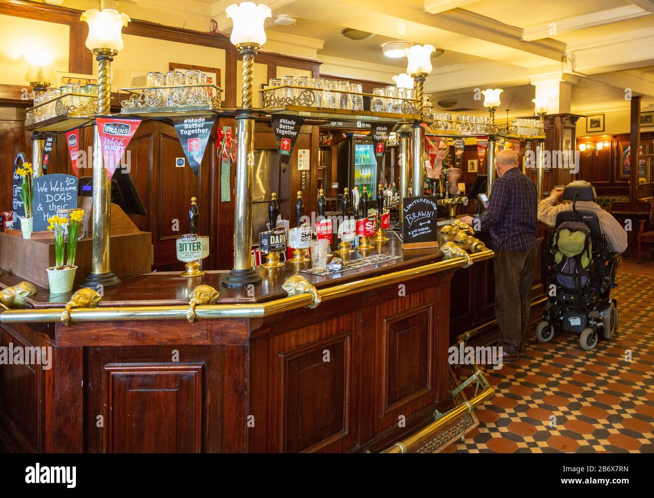 Intérieur du pub historique Goat Major, situé dans le centre-ville de Cardiff, au sud du Pays de Galles, au Royaume-Uni - bar avec bières Brains en vente Banque D'Images