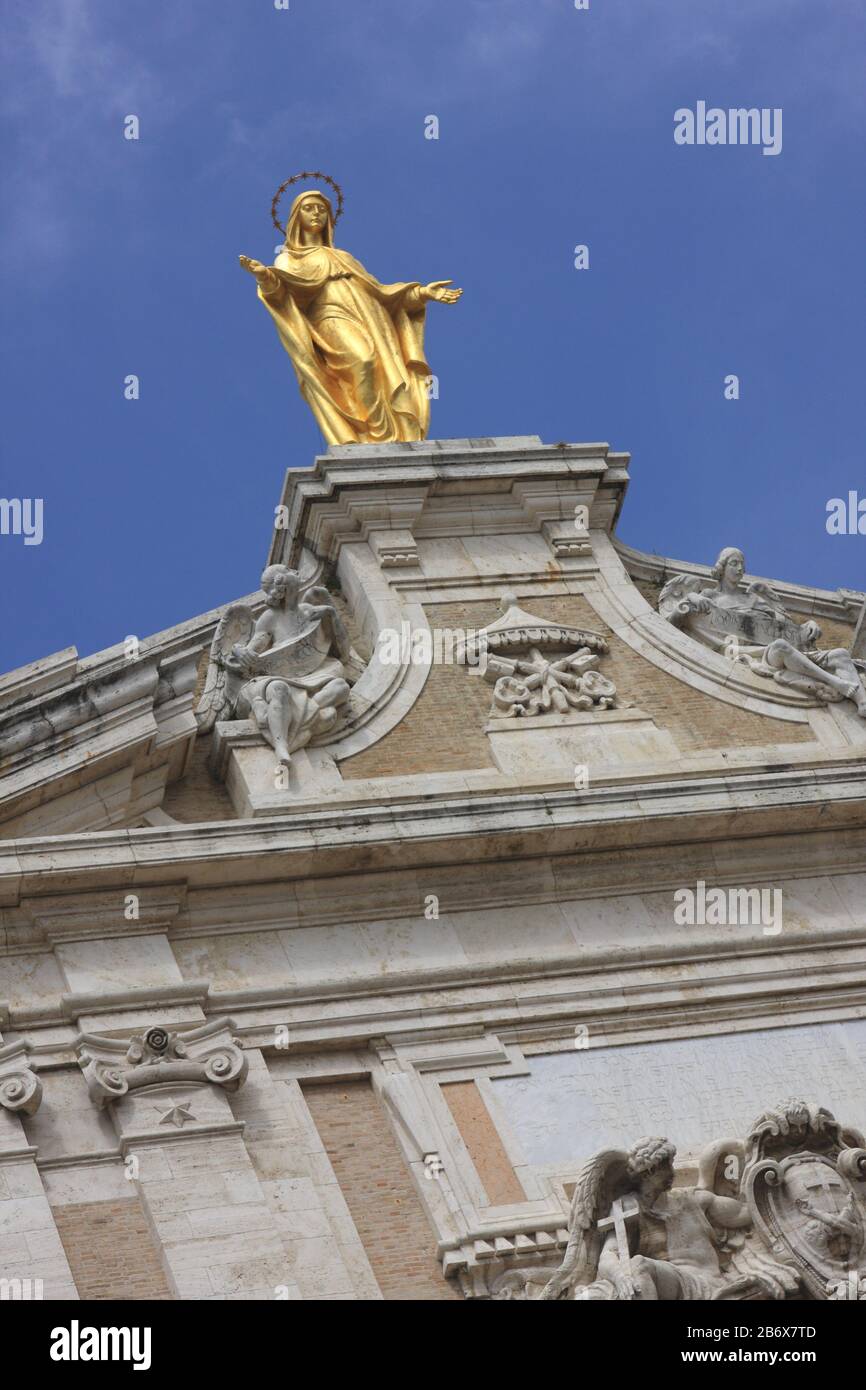 Façade de la basilique Santa Maria degli Angeli du XVIe siècle, église Sainte Marie des Anges, avec la statue de Sainte Marie, Assise, Ombrie, Italie Banque D'Images