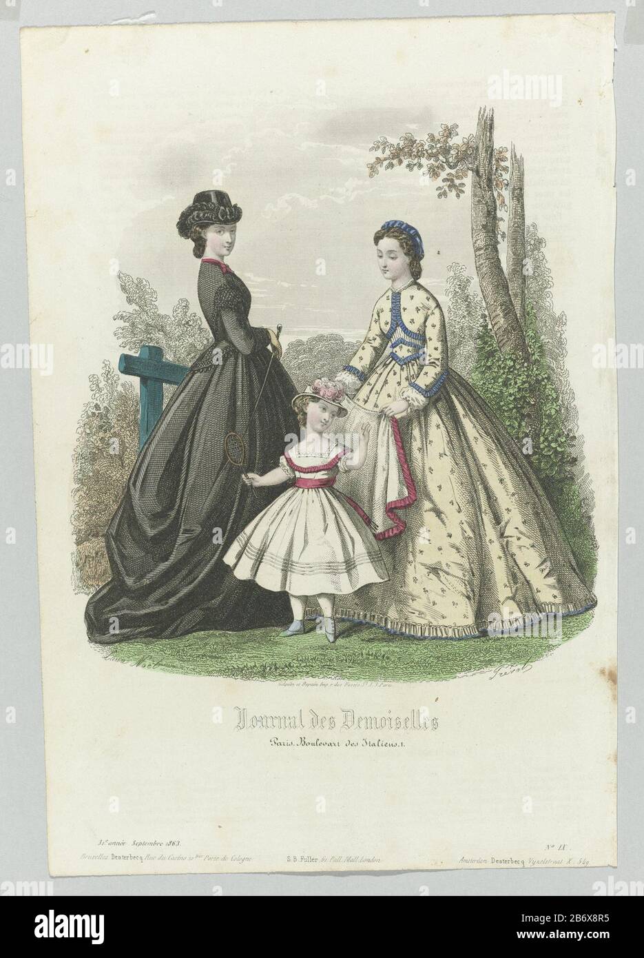 Deux femmes et une fille dans un parc. La femme à gauche porte un costume  amazon (rijkostuum). Fouetter à la main. L'autre femme que la fille aide  une veste (ou cape?) à