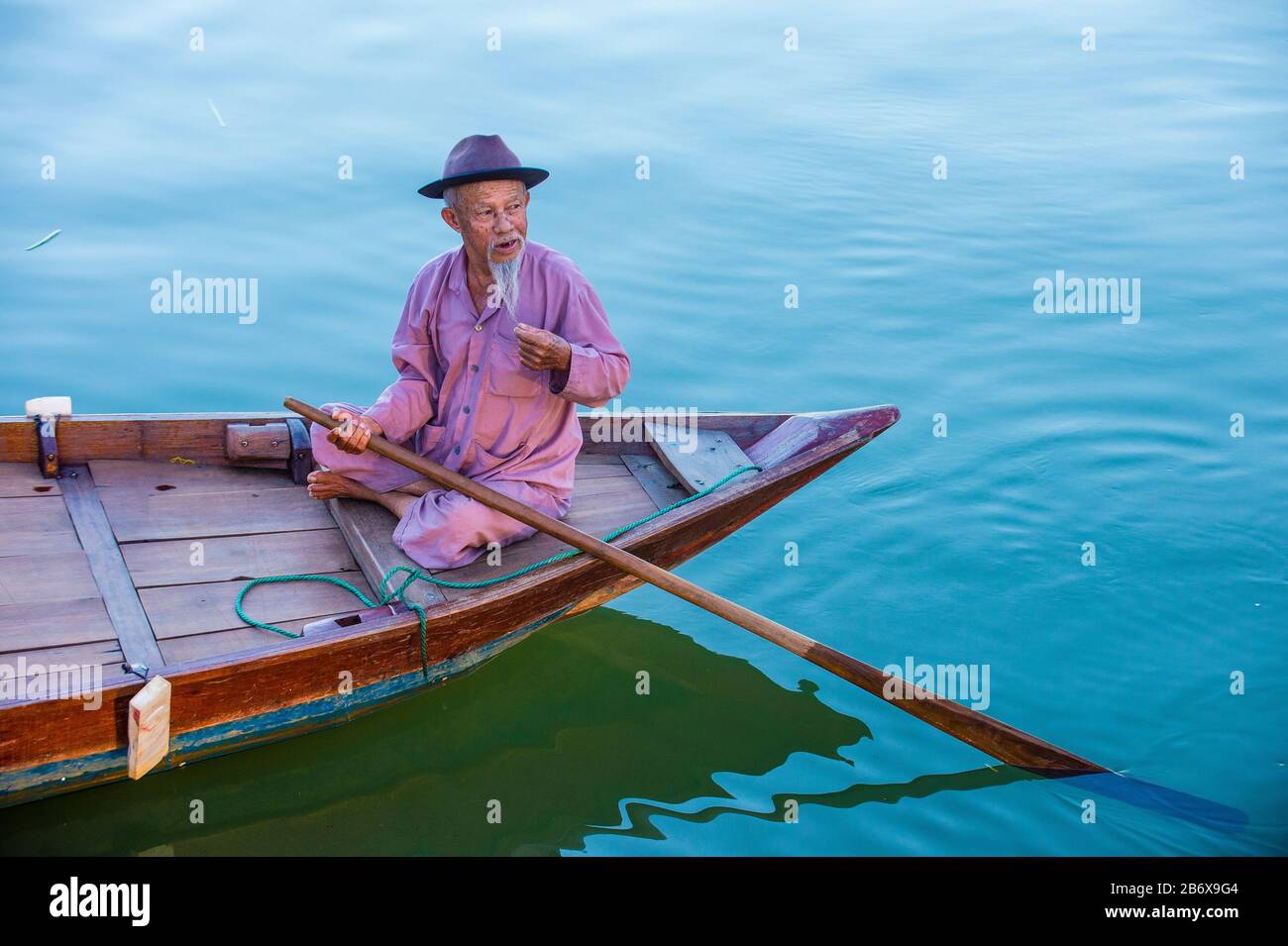 Pêcheur vietnamien naviguant sur un bateau à Hoi an Vietnam Banque D'Images