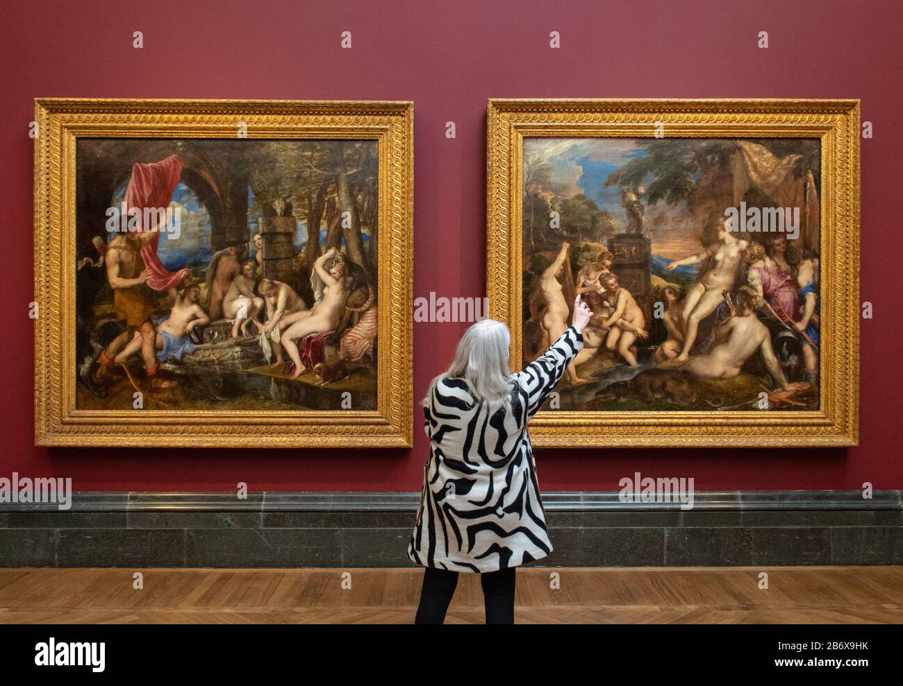 L'historien Mary Beard voit 'diana et Actaeon' (à gauche) et, 'diana et Callisto', une partie de la série Poesie de Titian de grandes peintures mythologiques grecques qui se présentent dans l'exposition 'Titian: Amour, Désir, mort', à la National Gallery, Londres. L'exposition rassemble pour la première fois la série de six peintures dans leur intégralité depuis la fin du XVIe siècle. Banque D'Images