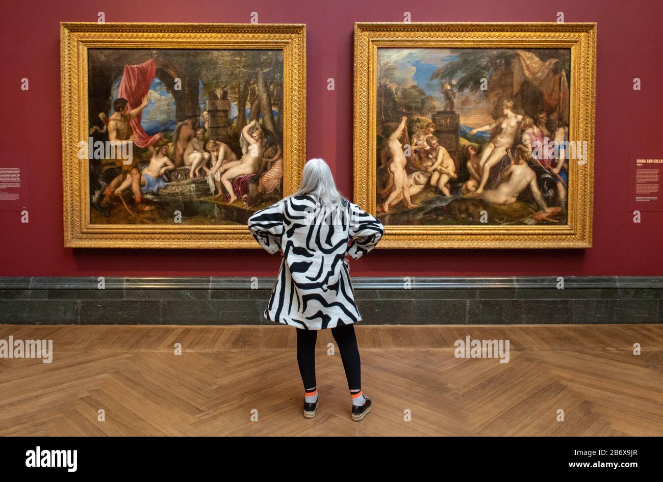 L'historien Mary Beard voit 'diana et Actaeon' (à gauche) et, 'diana et Callisto', une partie de la série Poesie de Titian de grandes peintures mythologiques grecques qui se présentent dans l'exposition 'Titian: Amour, Désir, mort', à la National Gallery, Londres. L'exposition rassemble pour la première fois la série de six peintures dans leur intégralité depuis la fin du XVIe siècle. Banque D'Images