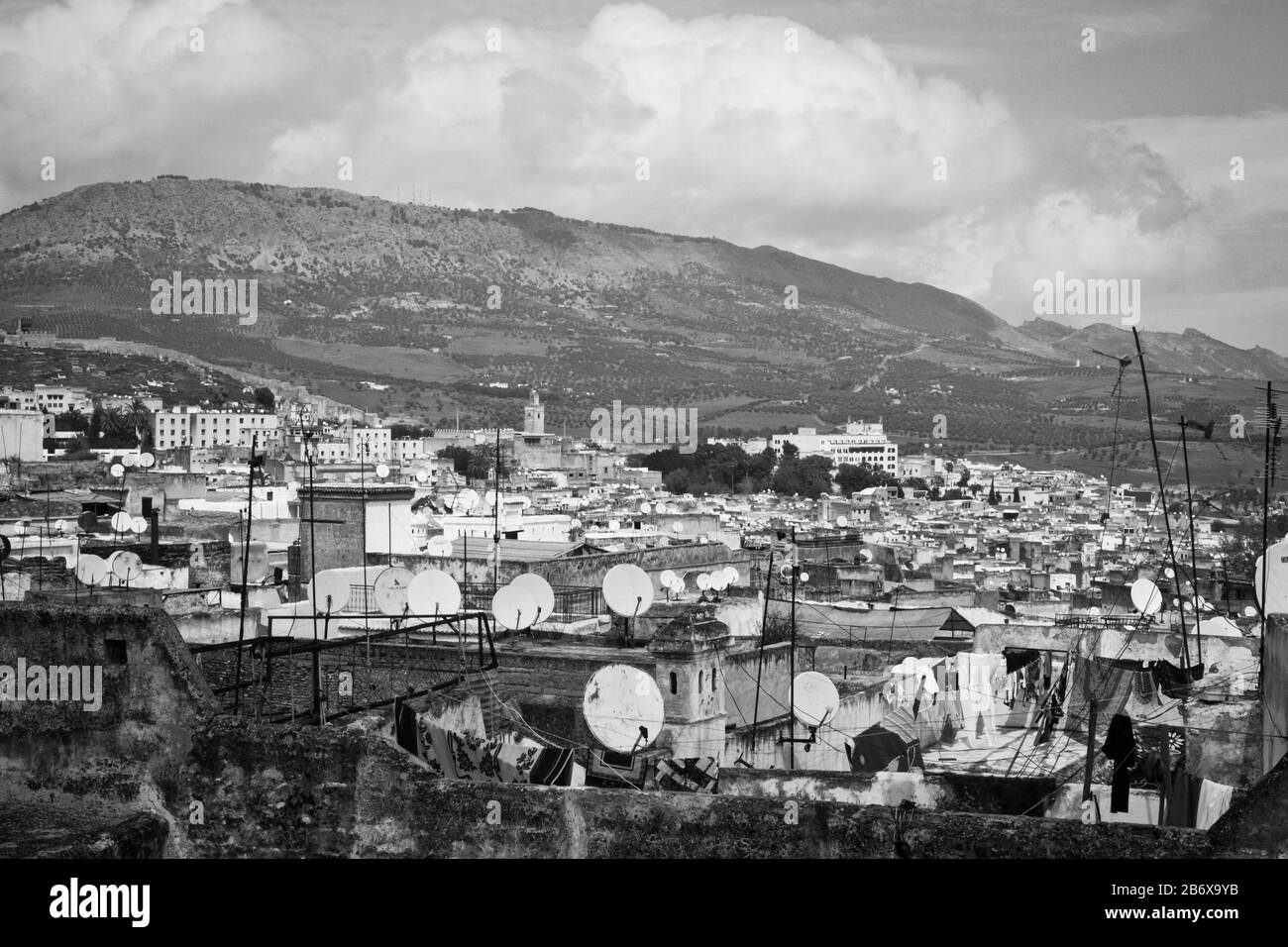 Vue sur Fes, au Maroc, depuis la campagne environnante Banque D'Images