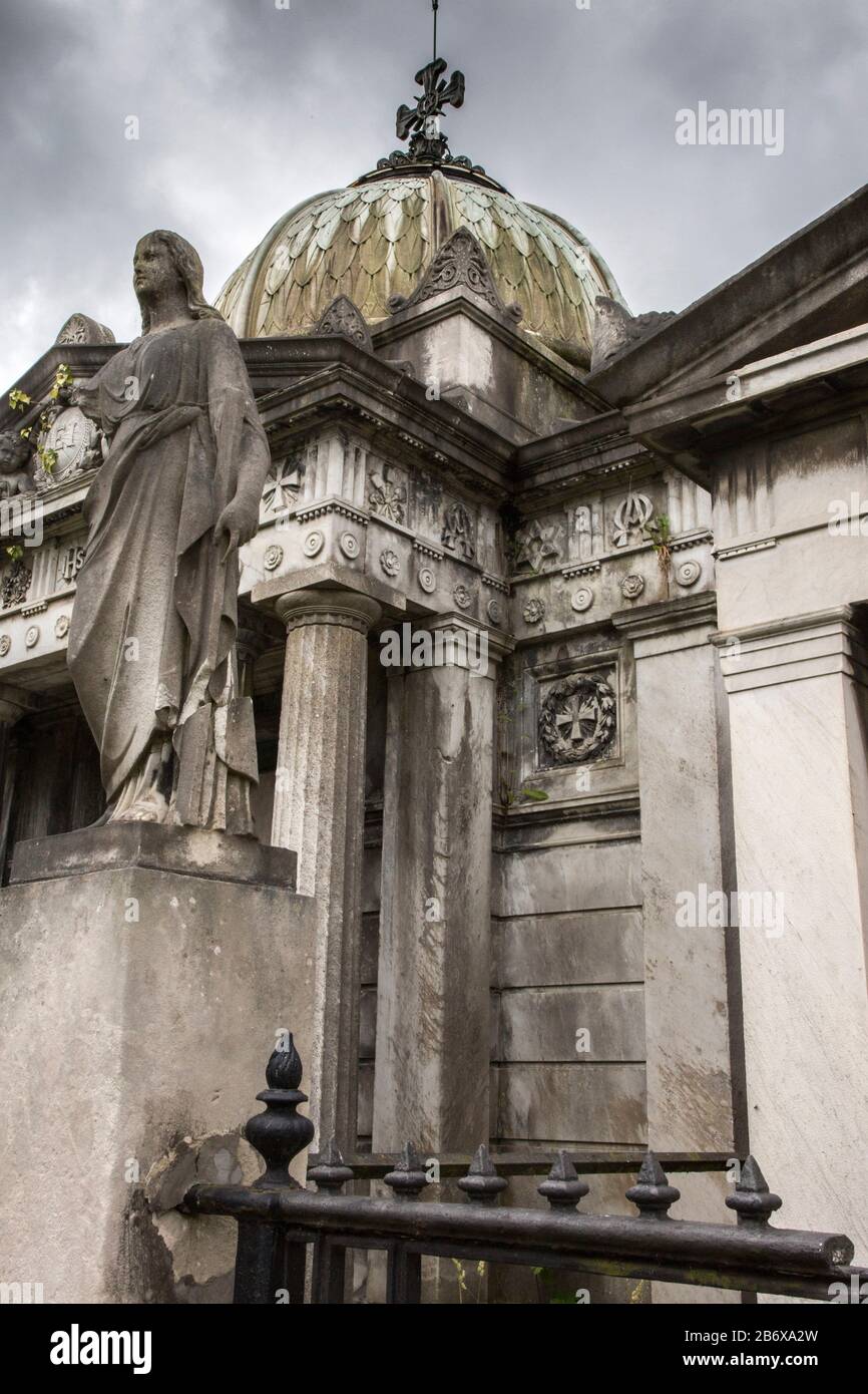 Tombes et monuments du cimetière de West Norwood qui fut utilisé pour la première fois en 1837. Banque D'Images