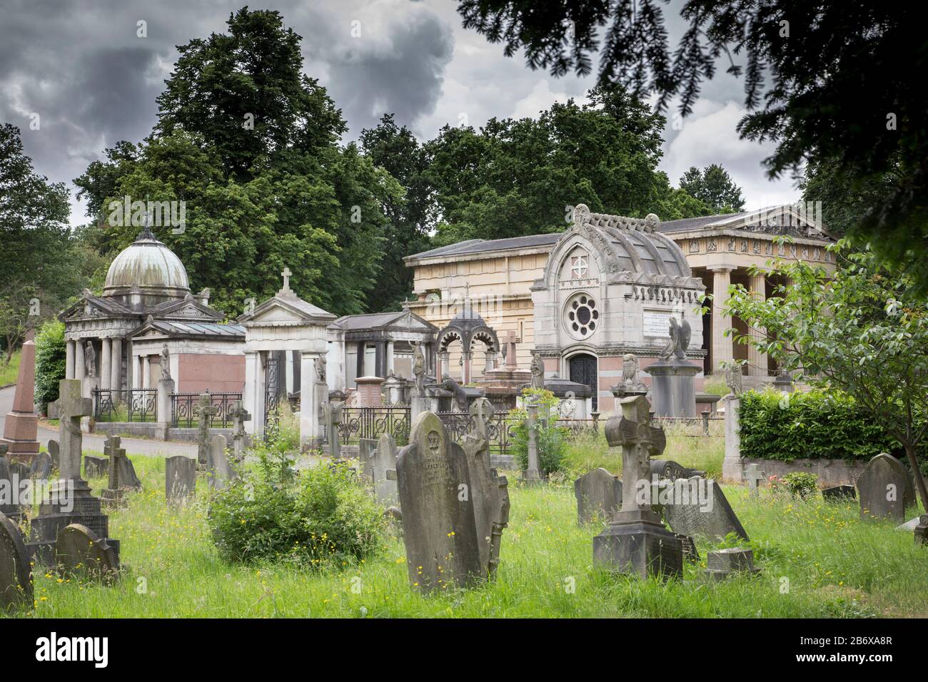 Tombes et monuments du cimetière de West Norwood qui fut utilisé pour la première fois en 1837. Banque D'Images