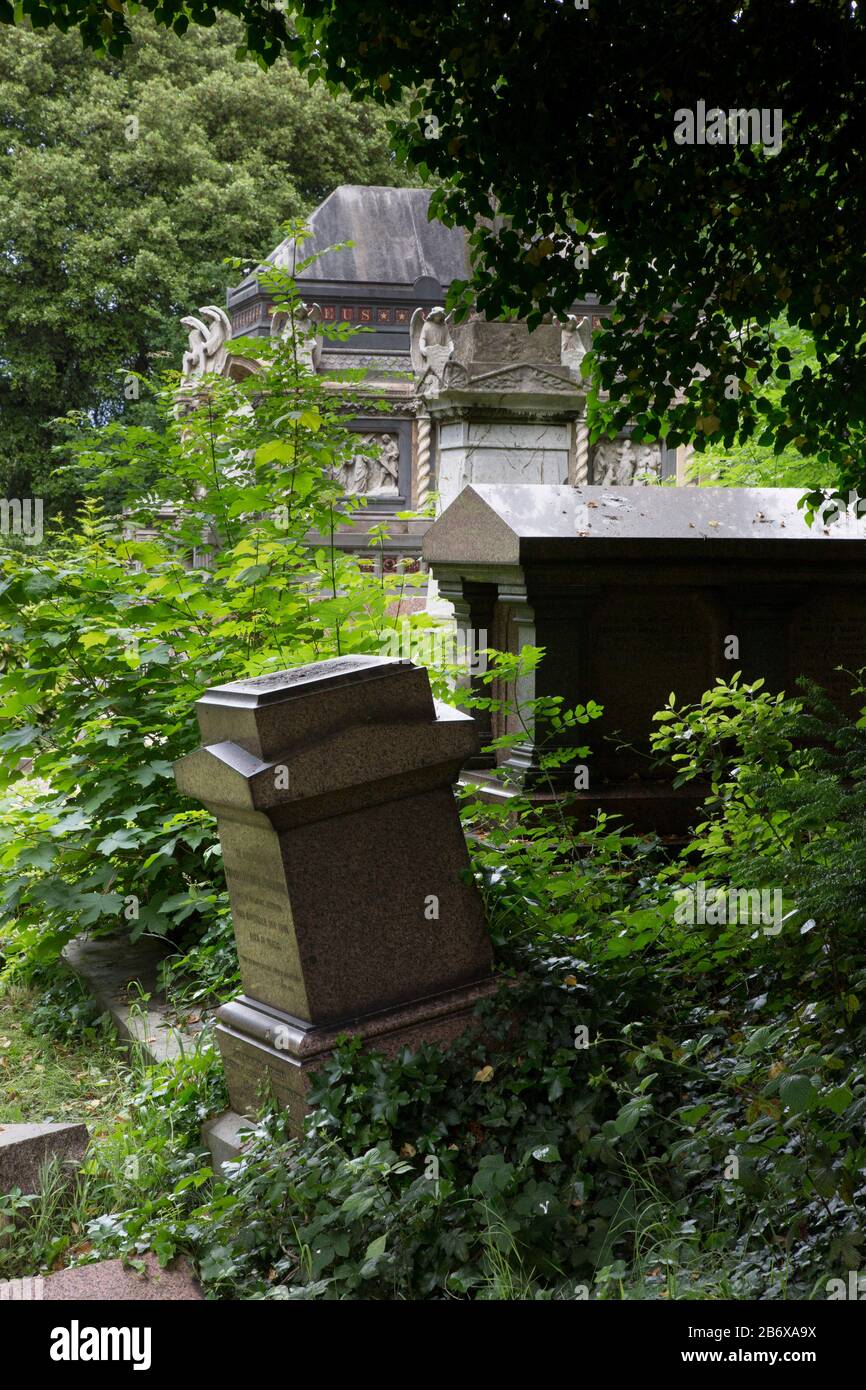 Tombes et monuments du cimetière de West Norwood qui fut utilisé pour la première fois en 1837. Banque D'Images