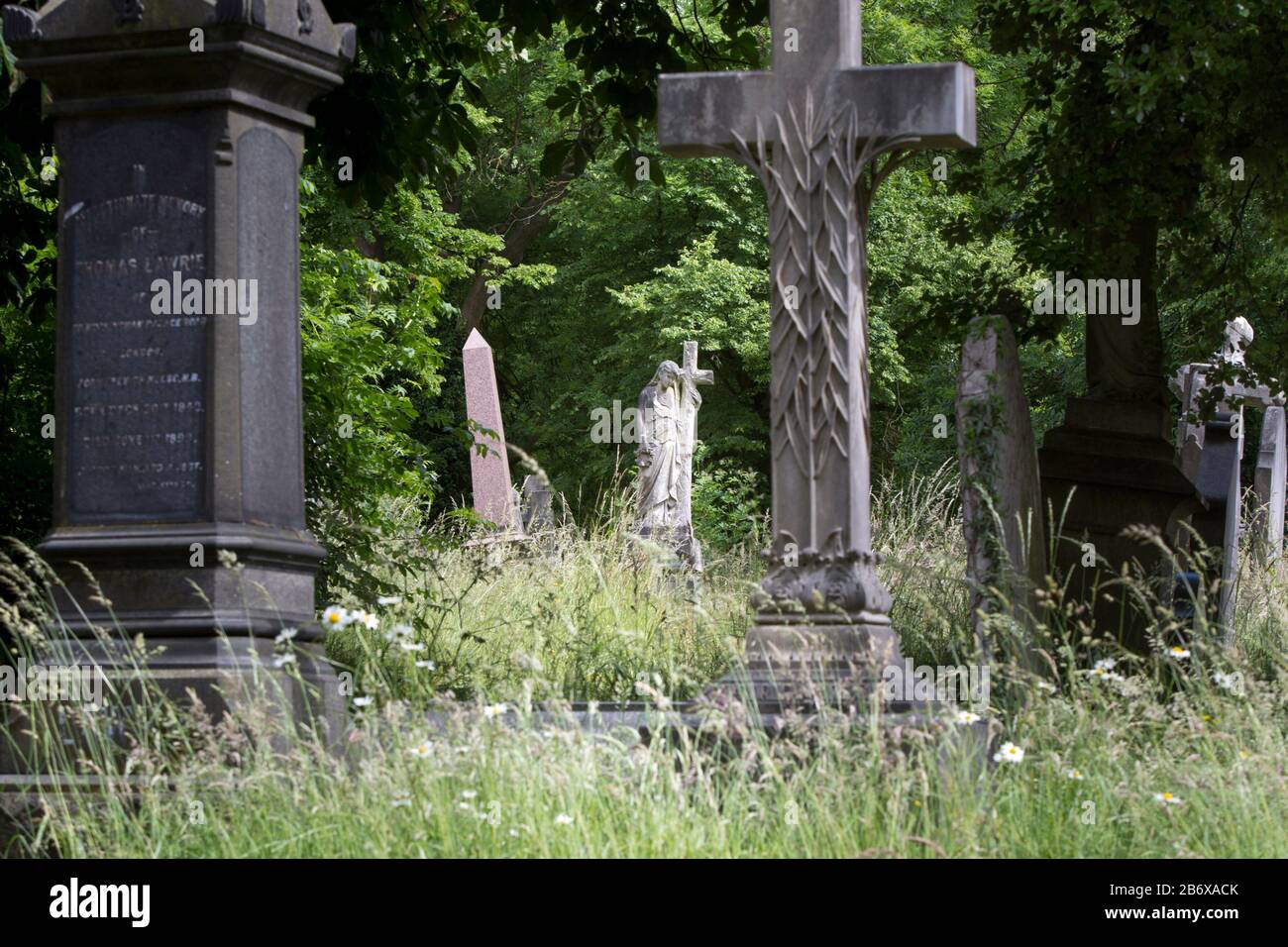 Tombes et monuments du cimetière de West Norwood qui fut utilisé pour la première fois en 1837. Banque D'Images
