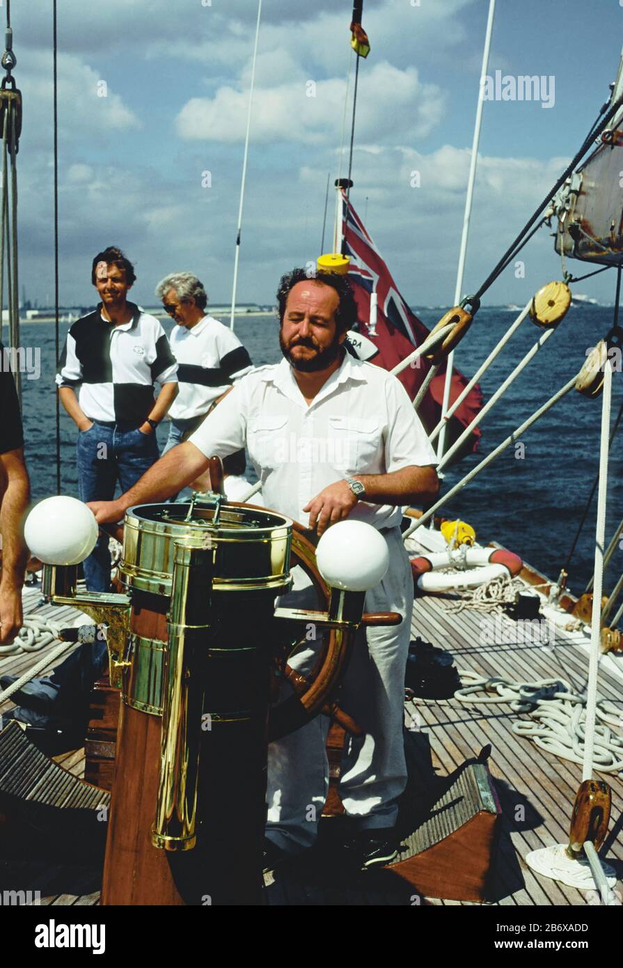 En regardant vers l'arrière à bord du yacht de classe J 'Velsheda' (K 7), en train de se refermer par une légère brise : la voile dans le Solent après la première repose, été 1991. Archiver la photo du film Banque D'Images