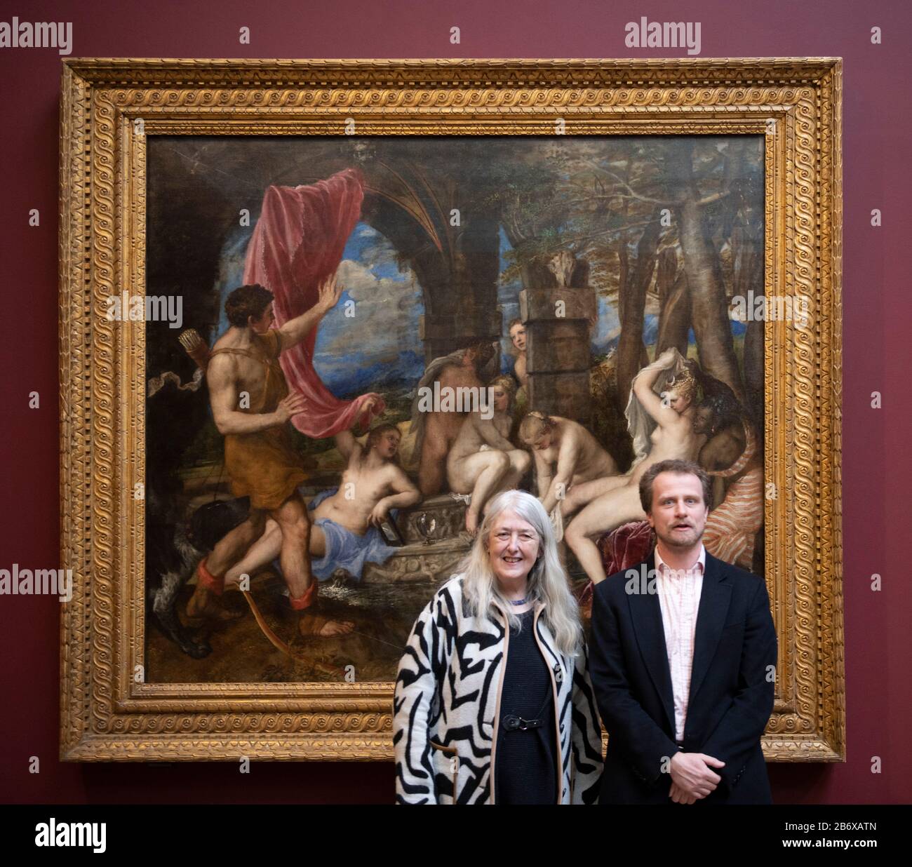 The National Gallery, Londres, Royaume-Uni. 12 mars 2020. Titien : Love Desire Death, une grande exposition qui réunit le cycle complet de peintures de Titien, connu sous le nom de poesie, et inspiré par les mythes grecs pour la première fois depuis la fin du XVIe siècle. Image : Dame Mary Beard, spécialiste et historienne de la musique classique, avec le conservateur Dr Matthias, devant Diana et Actaeon de Titien, 1556-9. La National Gallery, Londres. Après la fermeture pendant le programme de verrouillage du coronavirus, l'exposition Titien : amour, désir, mort ouvre le 8 juillet 2020 et est prolongée jusqu'au 17 janvier 2021. Crédit: Malcolm Park/Alay Live News. Banque D'Images