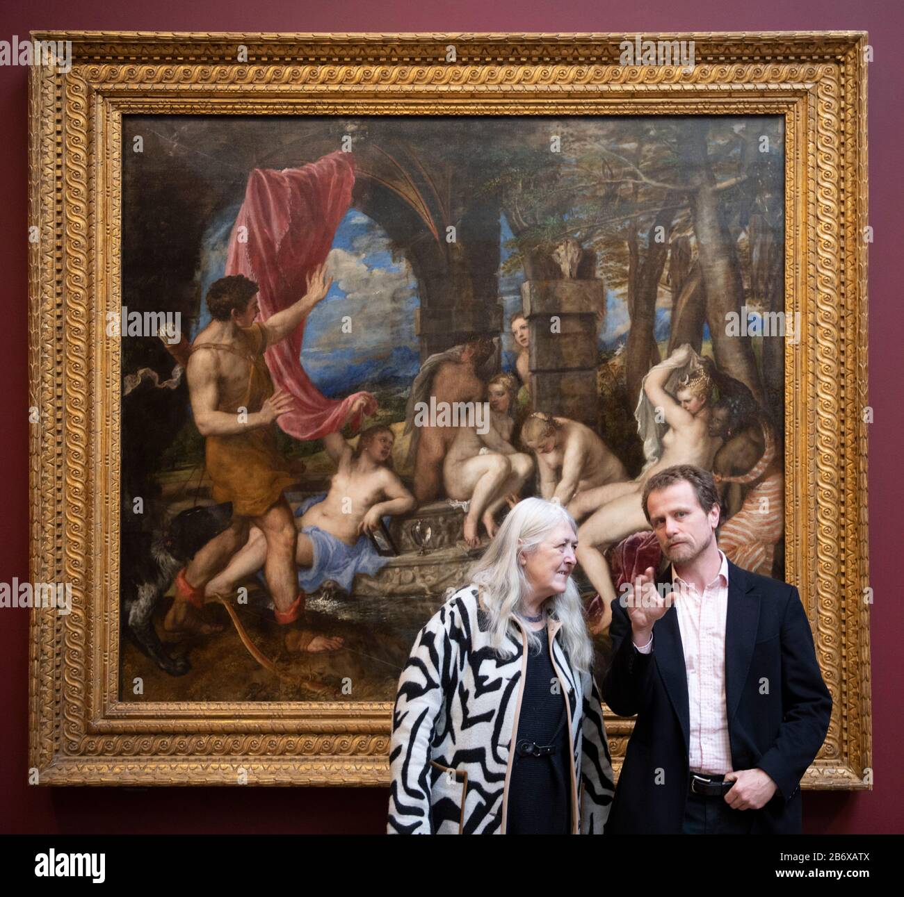 The National Gallery, Londres, Royaume-Uni. 12 mars 2020. Titien : Love Desire Death, une grande exposition qui réunit le cycle complet de peintures de Titien, connu sous le nom de poesie, et inspiré par les mythes grecs pour la première fois depuis la fin du XVIe siècle. Image : Dame Mary Beard, spécialiste et historienne de la musique classique, avec le conservateur Dr Matthias, devant Diana et Actaeon de Titien, 1556-9. La National Gallery, Londres. Après la fermeture pendant le programme de verrouillage du coronavirus, l'exposition Titien : amour, désir, mort ouvre le 8 juillet 2020 et est prolongée jusqu'au 17 janvier 2021. Crédit: Malcolm Park/Alay Live News. Banque D'Images