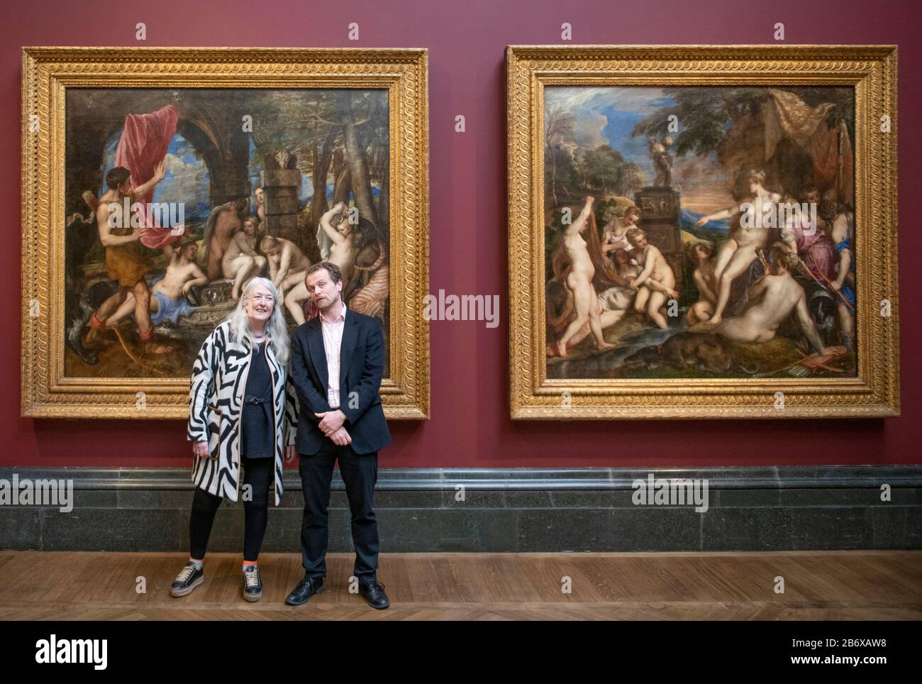 The National Gallery, Londres, Royaume-Uni. 12 mars 2020. Titien : Love Desire Death, une grande exposition qui réunit le cycle complet de peintures de Titien, connu sous le nom de poesie, et inspiré par les mythes grecs pour la première fois depuis la fin du XVIe siècle. Image : Dame Mary Beard, spécialiste et historienne de la musique classique, avec le conservateur Dr Matthias, devant (l) Diana et Actaeon de Titien, 1556-9. The National Gallery, Londres et (r), Diana et Callisto, 1556-9. La National Gallery, Londres. Fermé pendant le programme de verrouillage du coronavirus l'exposition ouvre du 8 juillet 2020 au 17 janvier 2021. Crédit: Malcolm Park/Alay Banque D'Images