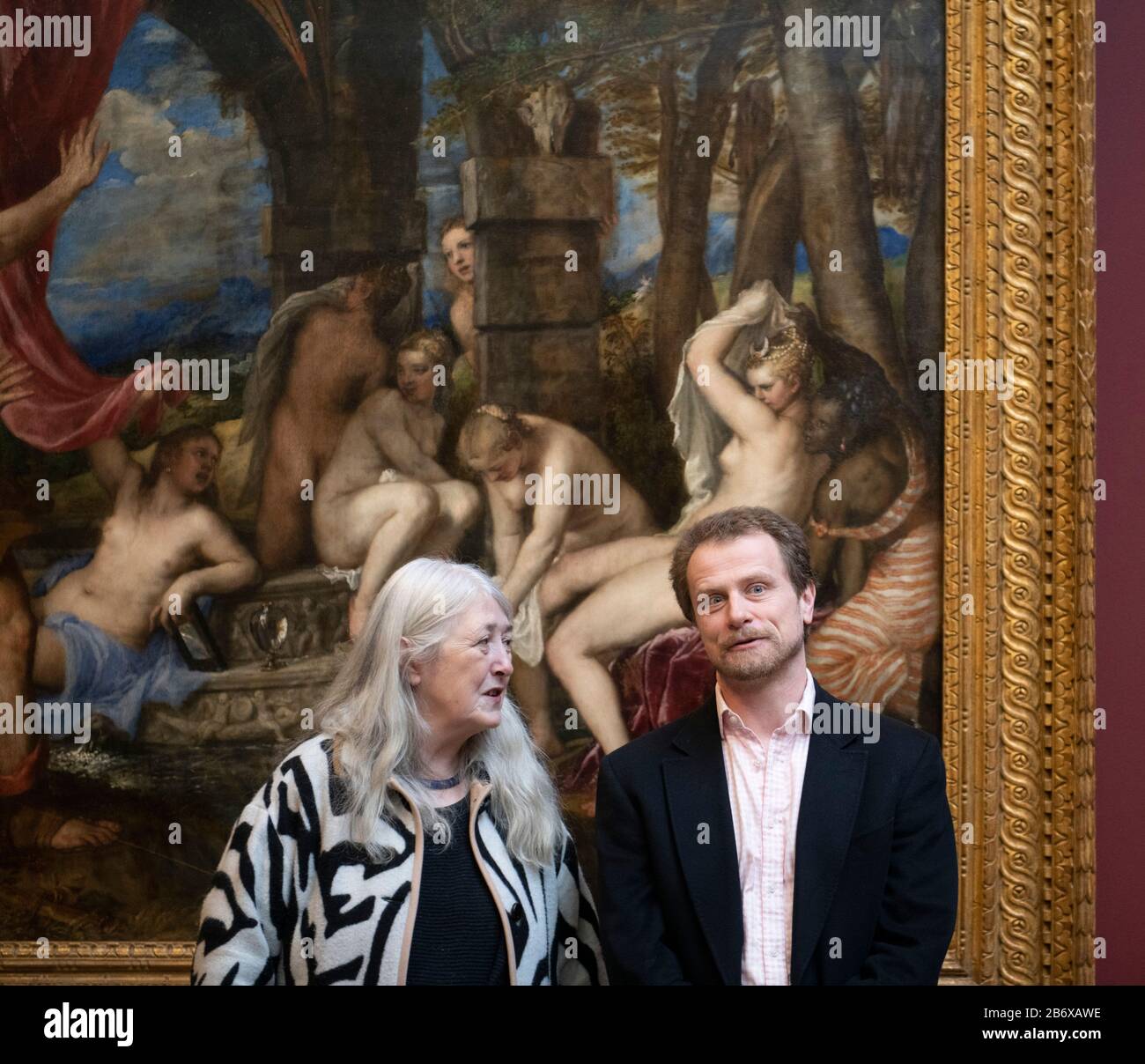 The National Gallery, Londres, Royaume-Uni. 12 mars 2020. Titian: Love Desire Death, une grande exposition qui rassemble le cycle complet de peintures de Titien connu sous le nom de la poesie et inspiré par les mythes grecs pour la première fois depuis la fin du XVIe siècle. Image : érudit classique et historien Dame Mary Beard avec le conservateur Dr Matthias Wivel devant Diana et Actaeon de Titien, 1556-9. La National Gallery, Londres. Crédit : Malcolm Park/Alay Live News. Banque D'Images