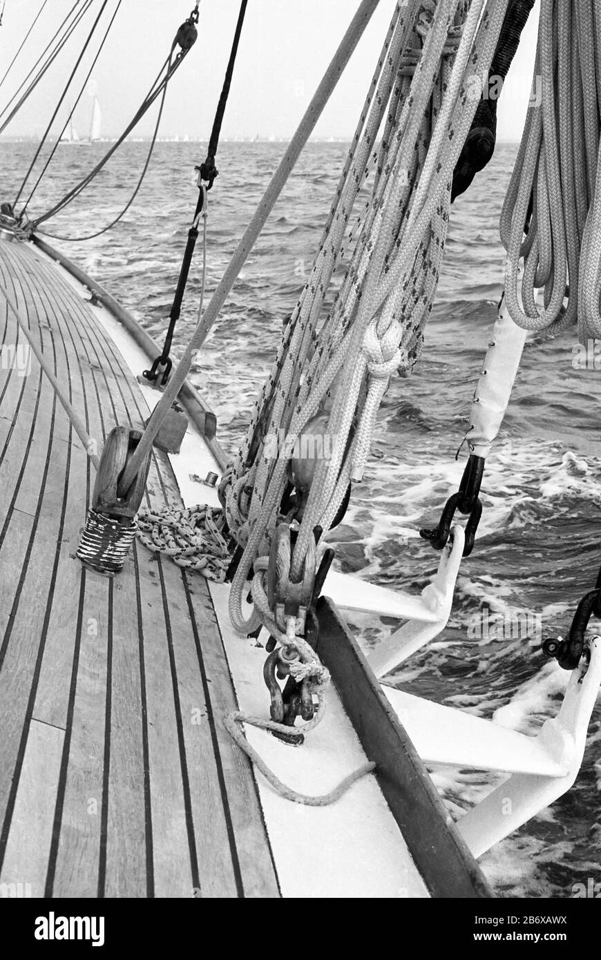 Le pont qui se tourne vers l'avant à bord du yacht J Class 'Velsheda' après sa première repose, naviguant dans le Solent, Hampshire, Angleterre, Royaume-Uni, été 1991. Archiver la photographie de film noir et blanc Banque D'Images