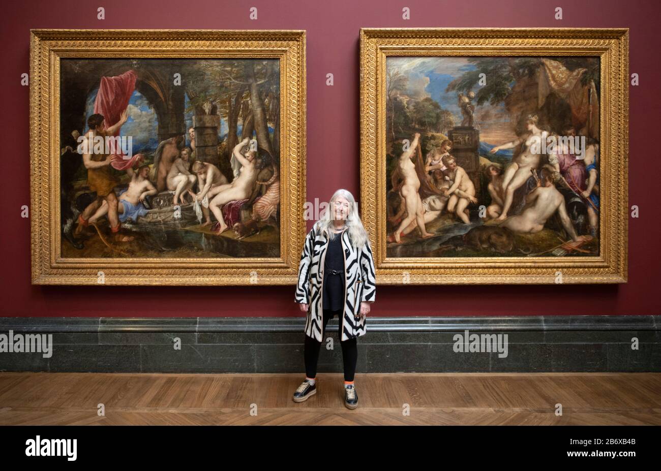 The National Gallery, Londres, Royaume-Uni. 12 mars 2020. Titien : Love Desire Death, une grande exposition qui réunit le cycle complet de peintures de Titien, connu sous le nom de poesie, et inspiré par les mythes grecs pour la première fois depuis la fin du XVIe siècle. Image : Dame Mary Beard, érudit et historienne classique, devant (l) Diana et Actaeon de Titien, 1556-9. The National Gallery, Londres et (r), Diana et Callisto, 1556-9. La National Gallery, Londres. Après la fermeture pendant le programme de verrouillage du coronavirus, l'exposition Titien : amour, désir, mort ouvre le 8 juillet 2020 et est prolongée jusqu'au 17 janvier 2021. Banque D'Images
