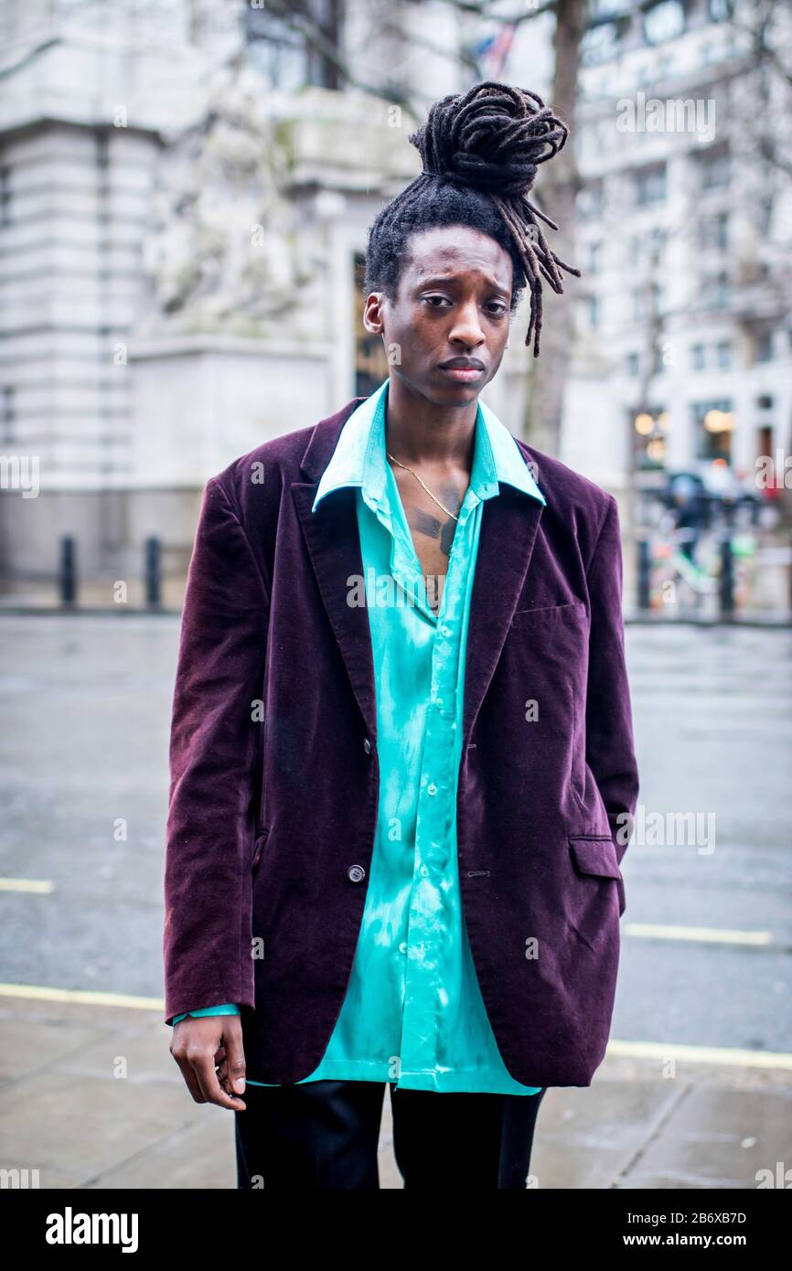 Londres, Royaume-Uni- febryary 15 2020: Les gens à la mode dans la rue .  Style de rue. Homme de style des années 70 avec des deltades dans un costume  en daim brun