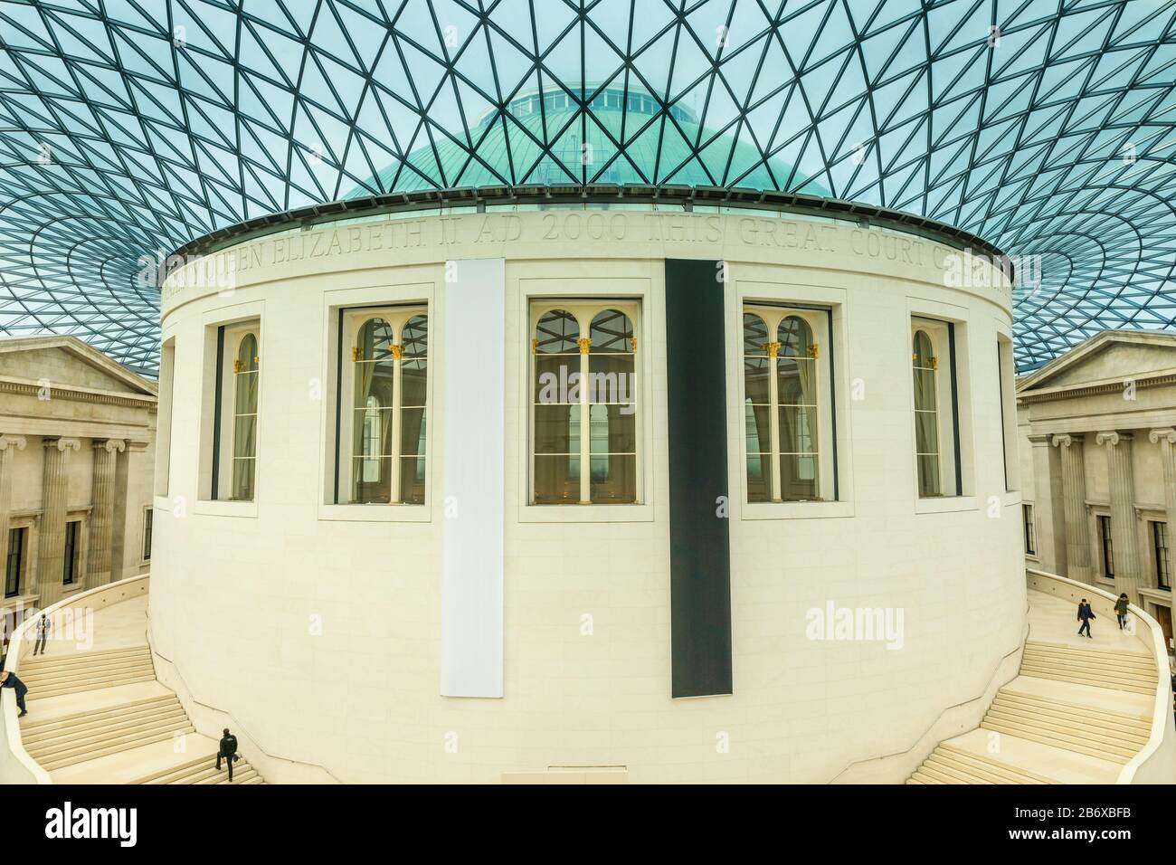 The Queen Elizabeth II Great court, design par Foster and Partners, The British Museum, vue intérieure jusqu'aux escaliers et toit en verre, Londres, Angleterre, Royaume-Uni Banque D'Images