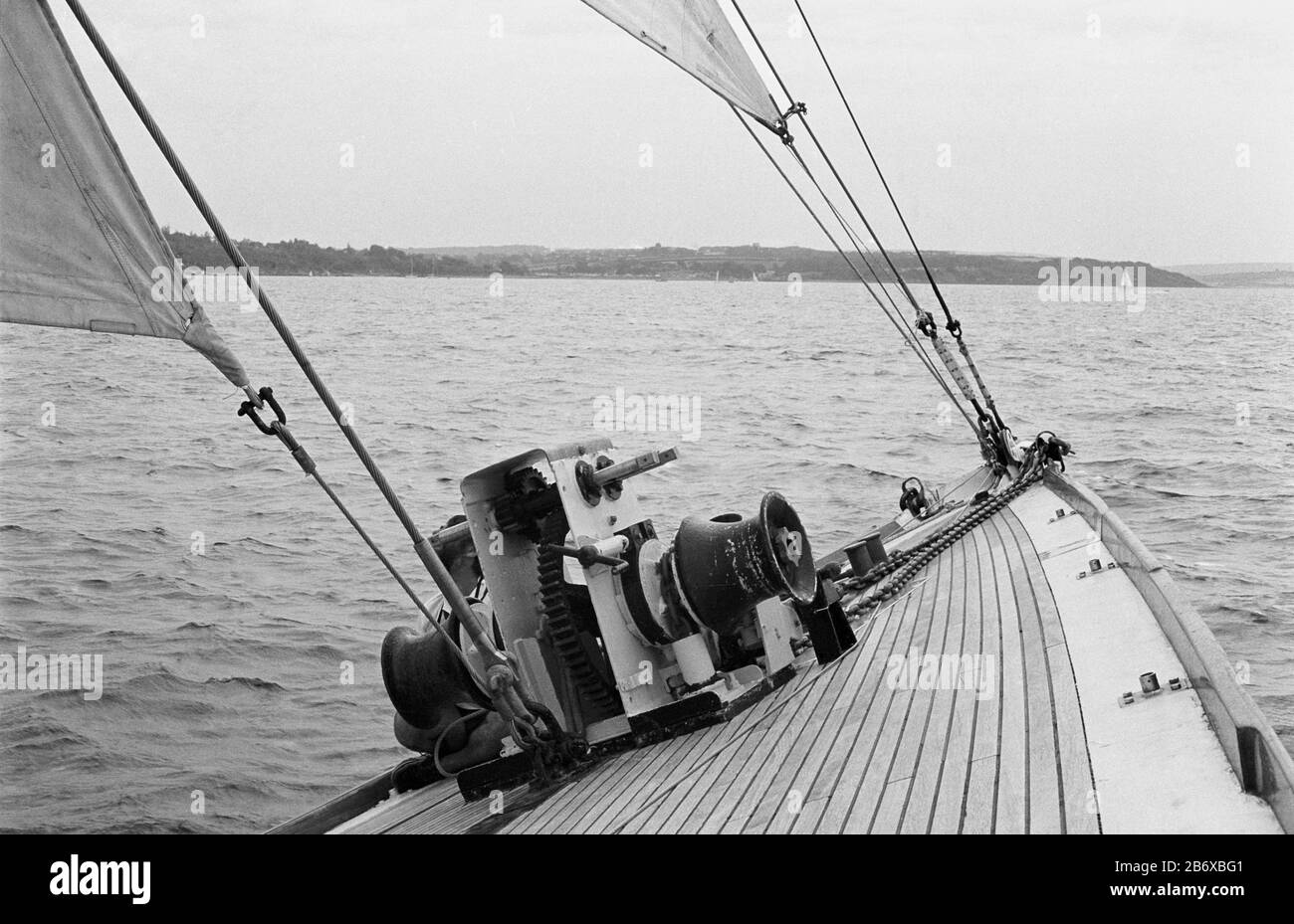 Gros plan sur l'arc du yacht J Class 'Velsheda' après la première repose, été 1991: Voile dans le Solent, Hampshire, Angleterre, Royaume-Uni. Archiver la photographie de film noir et blanc Banque D'Images