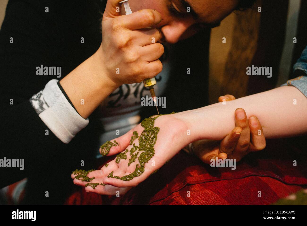 Une jeune femme a henna appliqué à ses mains et bras à Fes, au Maroc Banque D'Images
