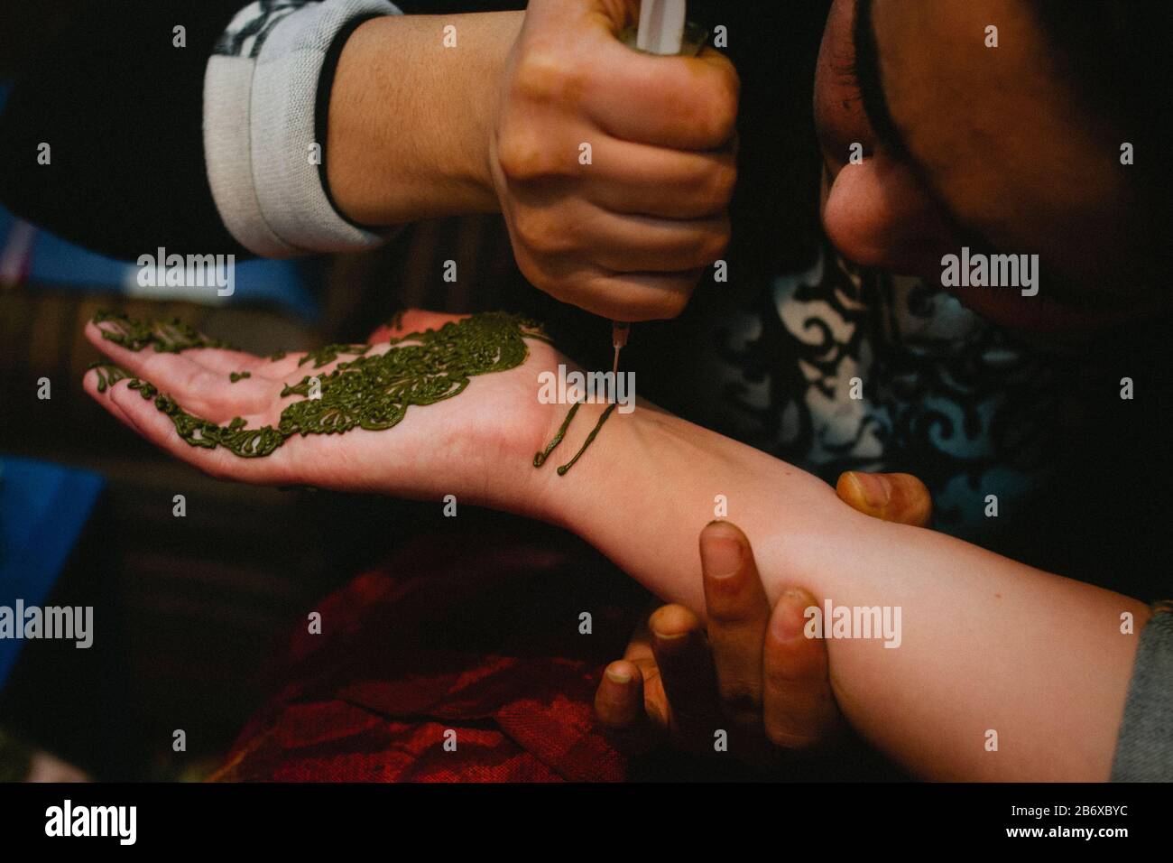 Une jeune femme a henna appliqué à ses mains et bras à Fes, au Maroc Banque D'Images