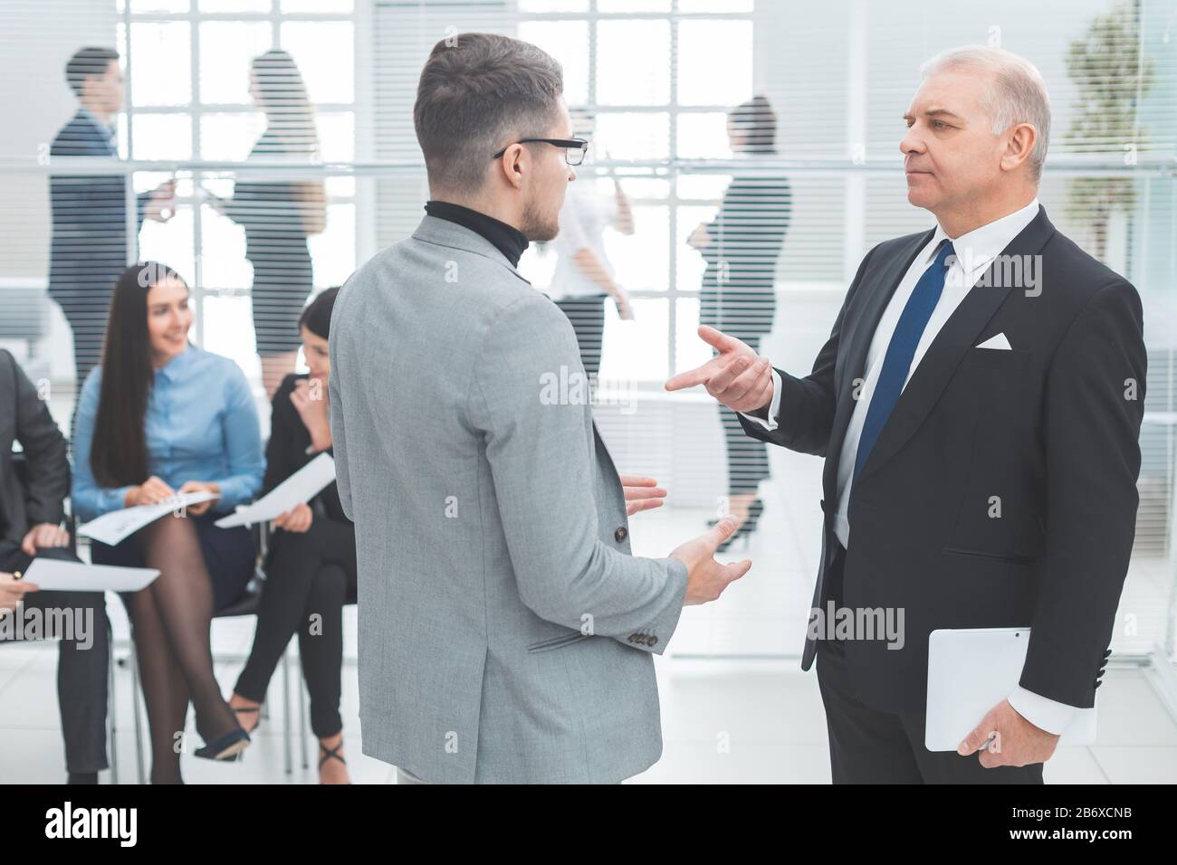 un patron sérieux expliquant quelque chose à son assistant Banque D'Images