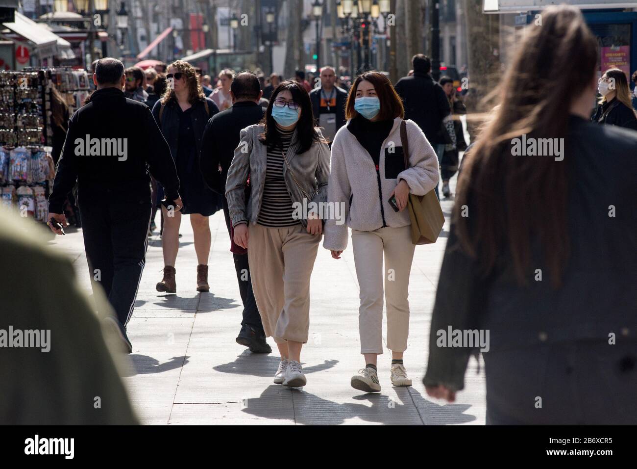 Barcelone, Espagne. 12 mars 2020 - les femmes portant des masques protecteurs marchent la Rambla à Barcelone. Le président Donald Trump a annoncé des restrictions à la circulation de l'Europe vers les États-Unis en raison de la pandémie de coronavirus. Credit:Jordi Boixaeu/Alay Live News Banque D'Images
