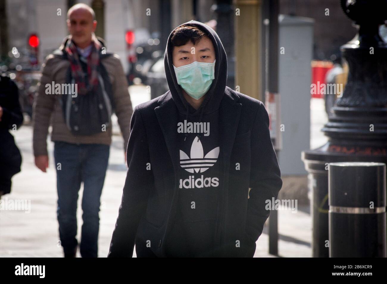 Barcelone, Espagne. 12 mars 2020 - un homme portant un masque protecteur marche la Rambla à Barcelone. Le président Donald Trump a annoncé des restrictions à la circulation de l'Europe vers les États-Unis en raison de la pandémie de coronavirus. Credit:Jordi Boixaeu/Alay Live News Banque D'Images