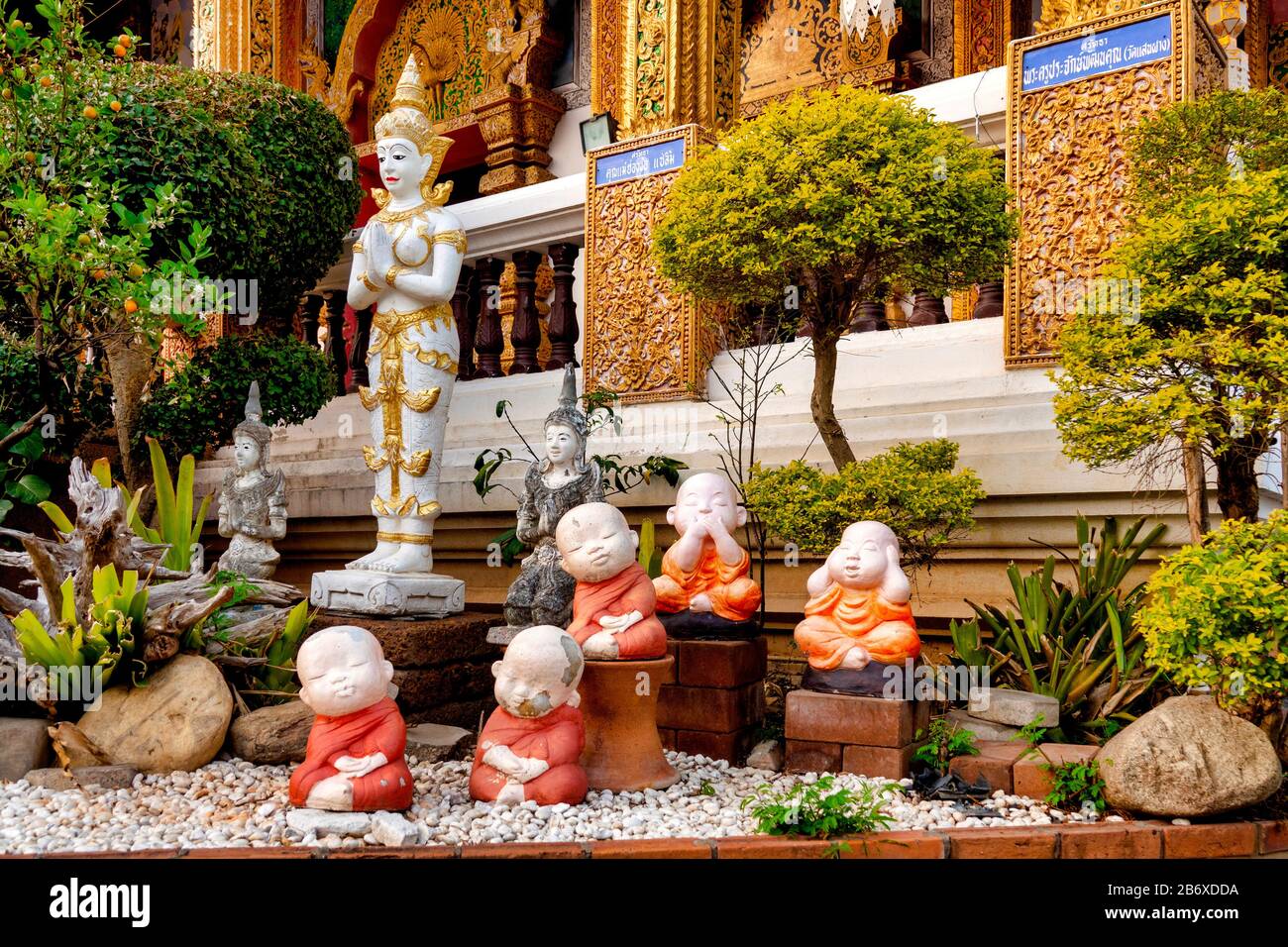 Statues dans le jardin de Wat Chetawan, Chiang Mai, Thaïlande Banque D'Images Statues dans le jardin de Wat Chetawan, Chiang Mai, Thaïlande Banque D'Images