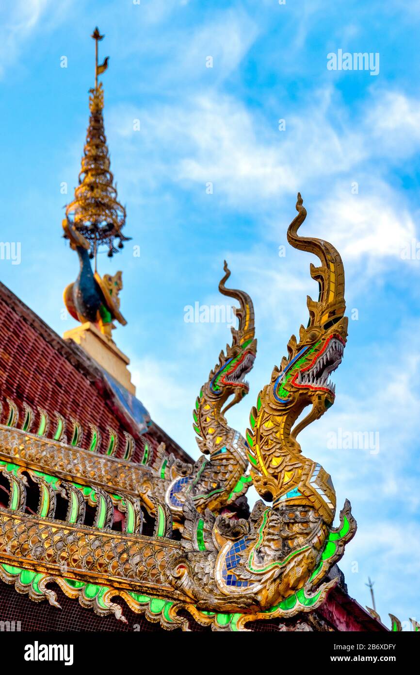 Détail de la naga sur le toit de Wat Chetawan, Chiang Mai, Thaïlande Banque D'Images Détail de la naga sur le toit de Wat Chetawan, Chiang Mai, Thaïlande Banque D'Images